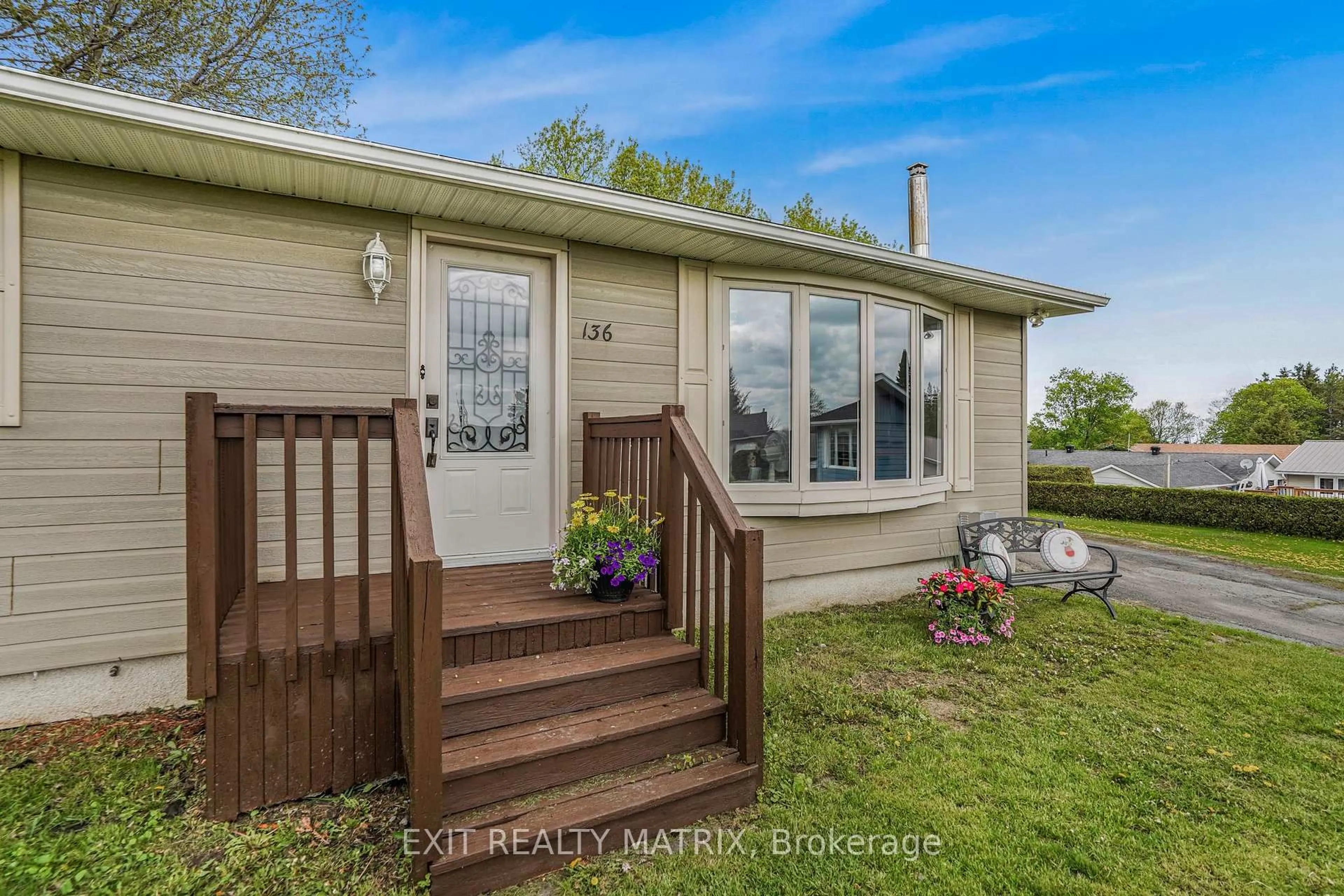 Home with vinyl exterior material, water/lake/river/ocean view for 136 Martel Cres, Champlain Ontario K0B 1R0
