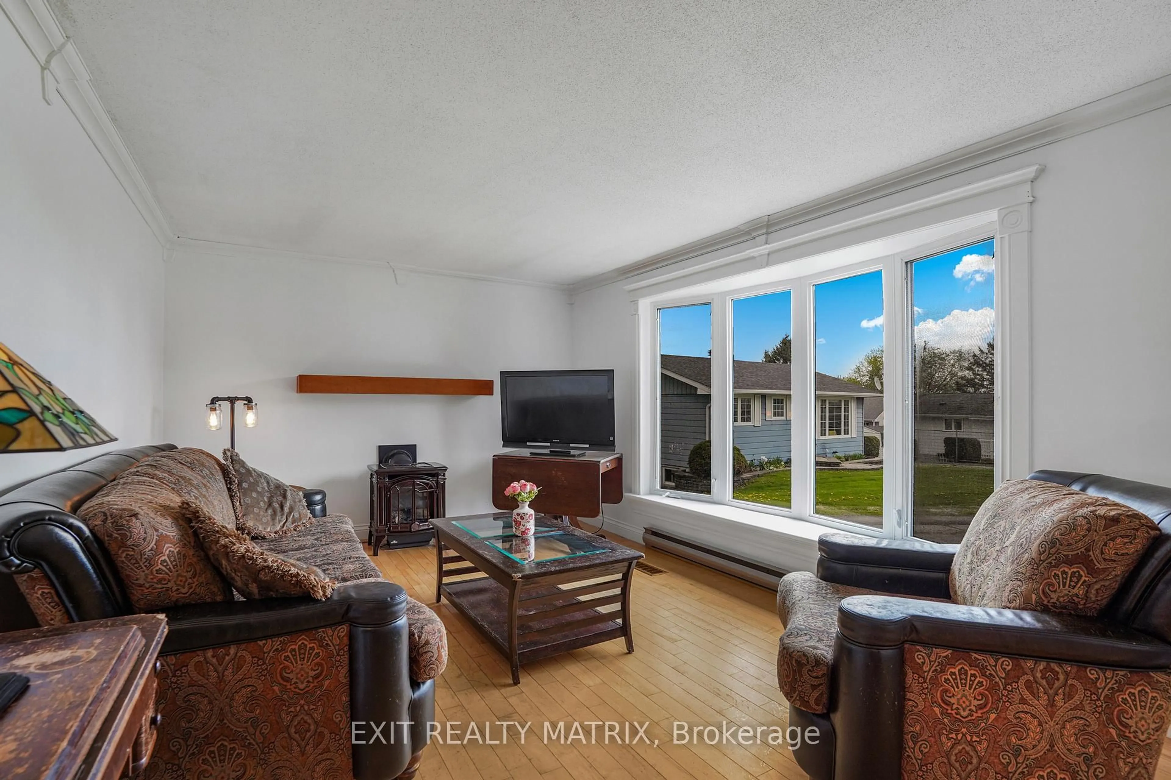Living room with furniture, unknown for 136 Martel Cres, Champlain Ontario K0B 1R0
