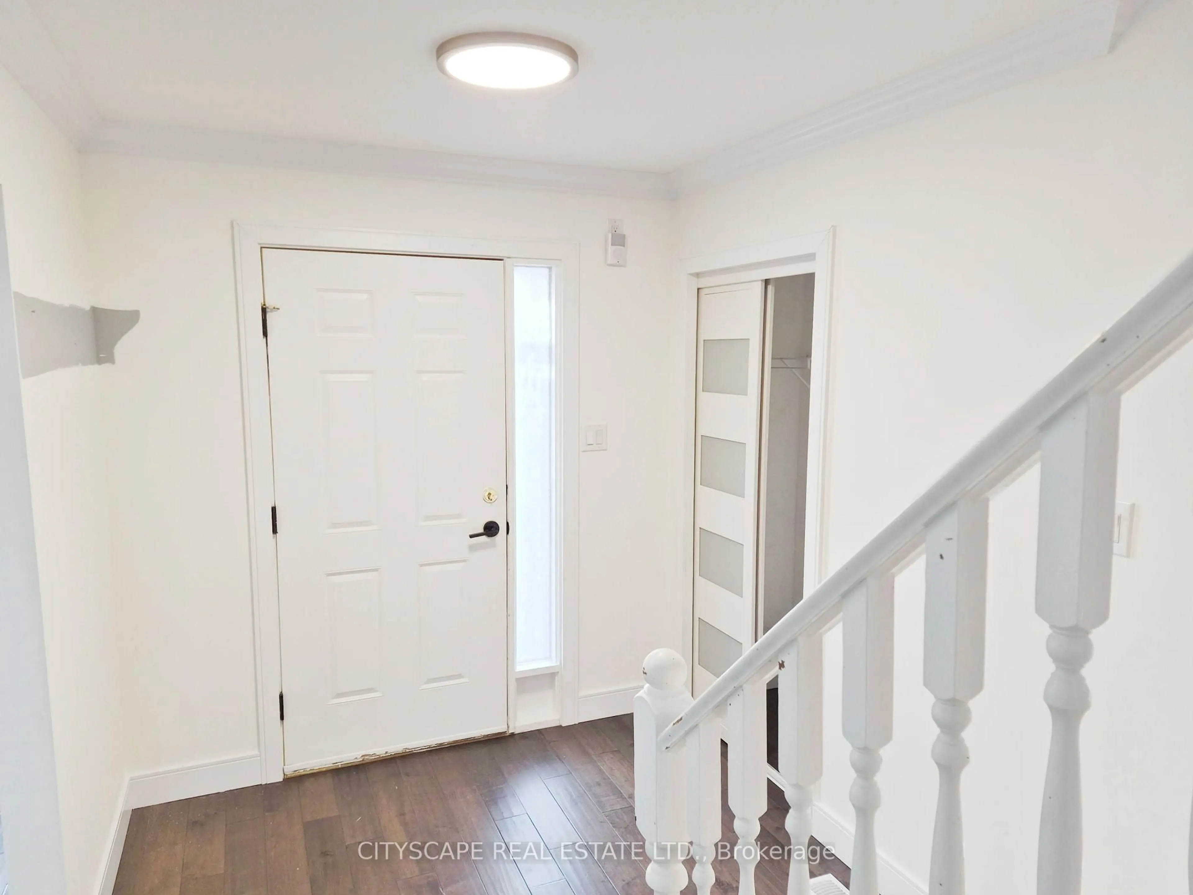 Indoor entryway for 11 Ashely Crt, Kitchener Ontario N2E 2Z6