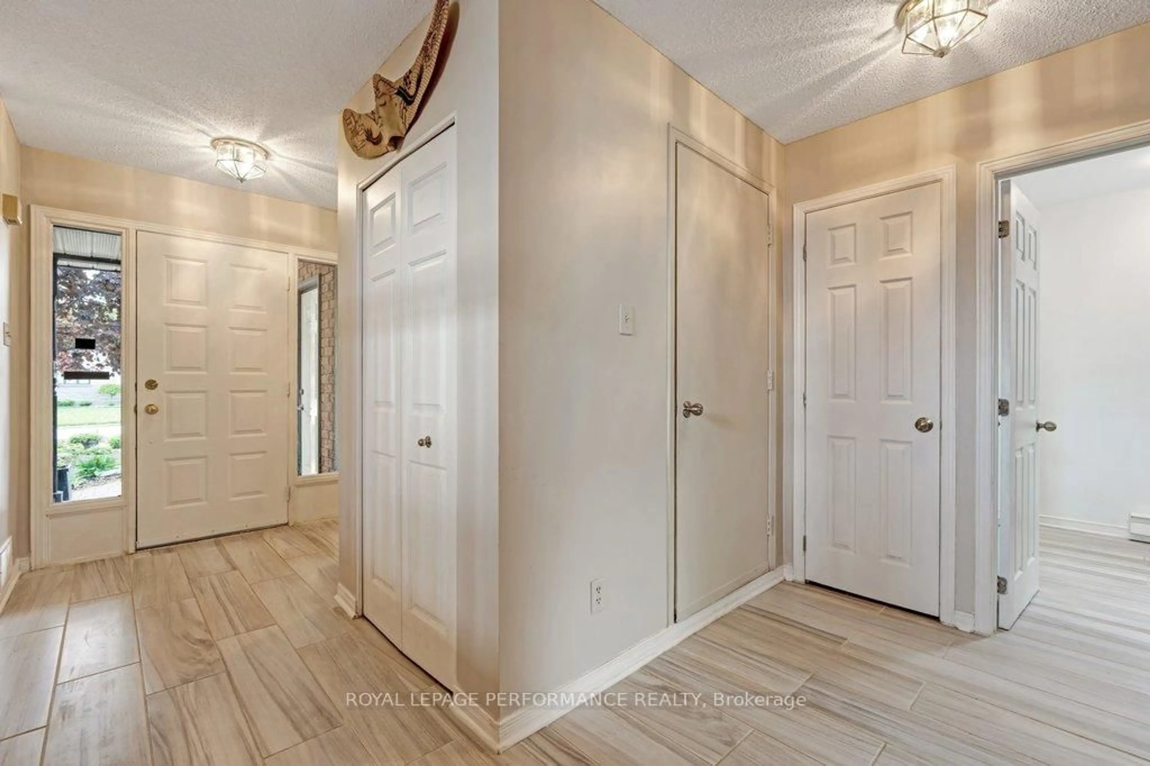 Indoor entryway for 1587 Maxime St, Ottawa Ontario K1B 3K9