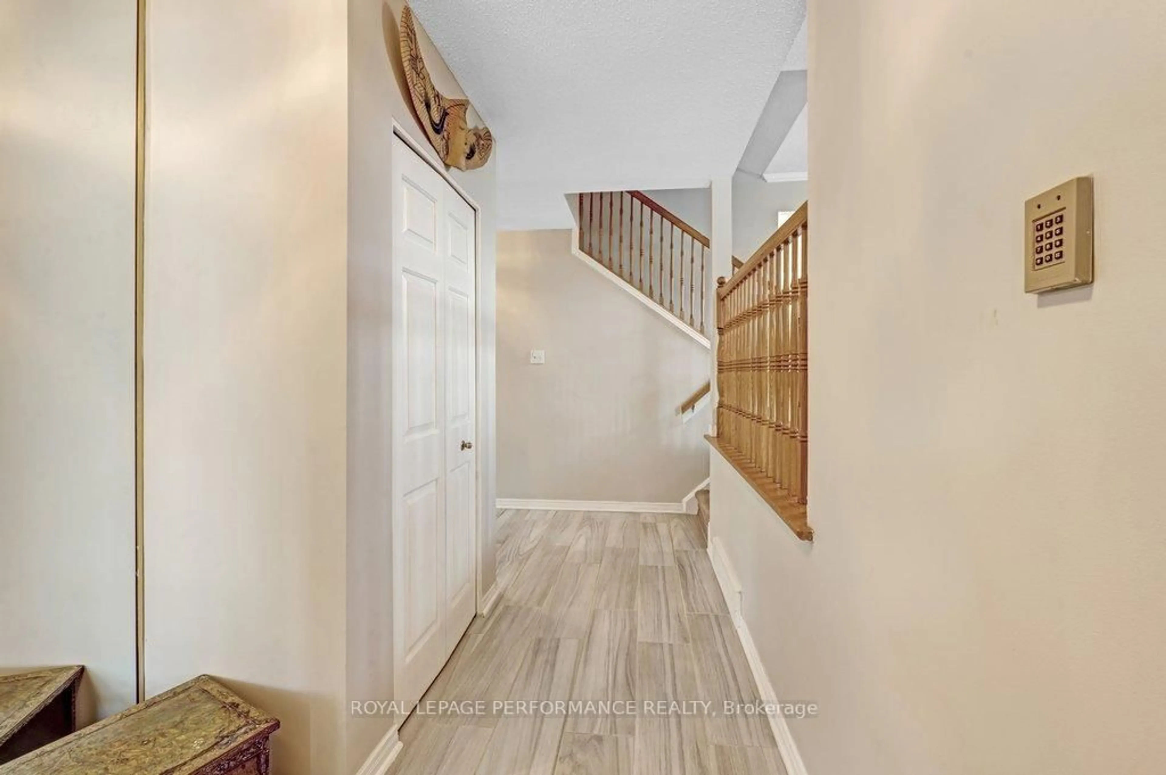 Indoor entryway for 1587 Maxime St, Ottawa Ontario K1B 3K9