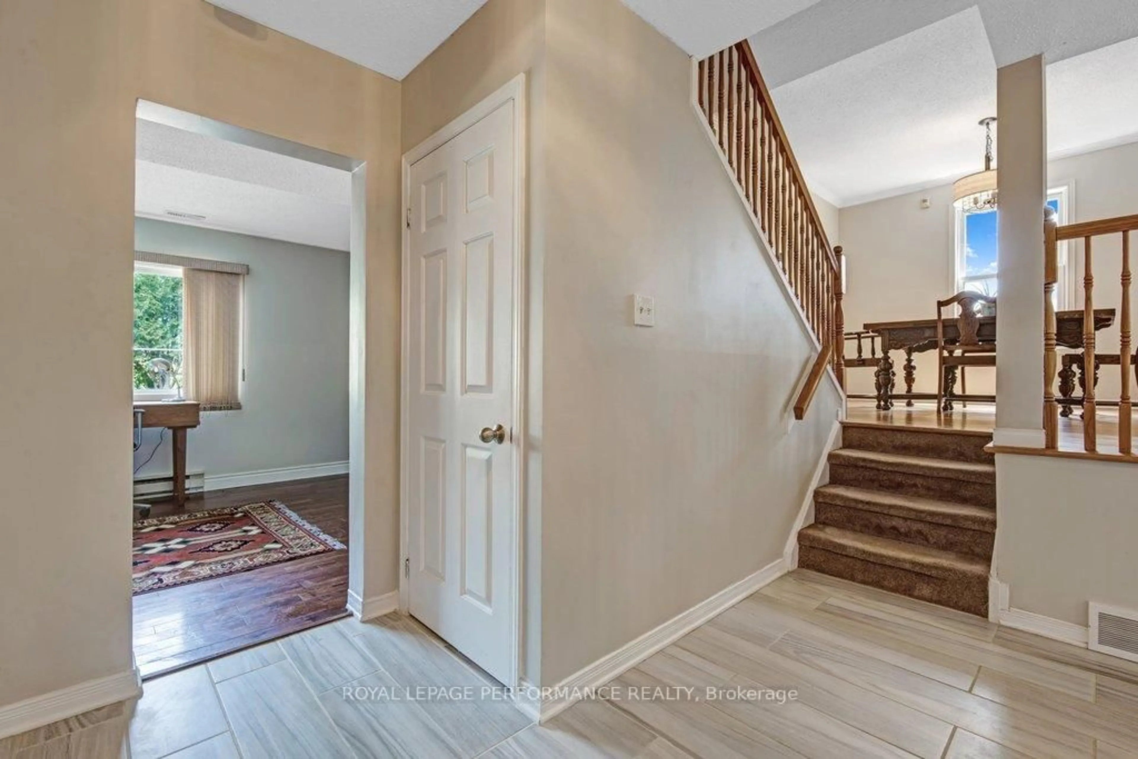Indoor entryway for 1587 Maxime St, Ottawa Ontario K1B 3K9