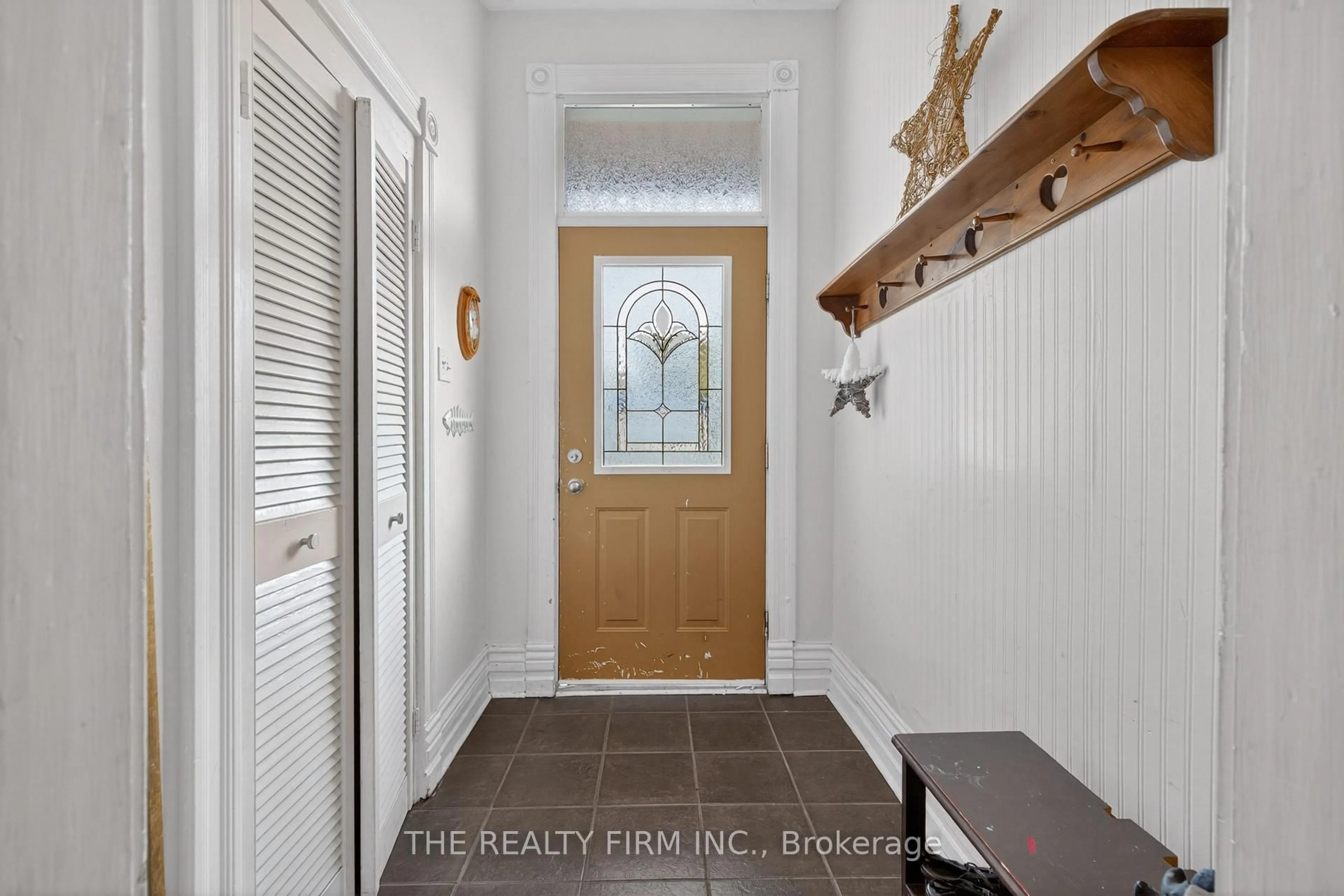 Indoor entryway for 177 Rectory St, London East Ontario N5Z 2A4