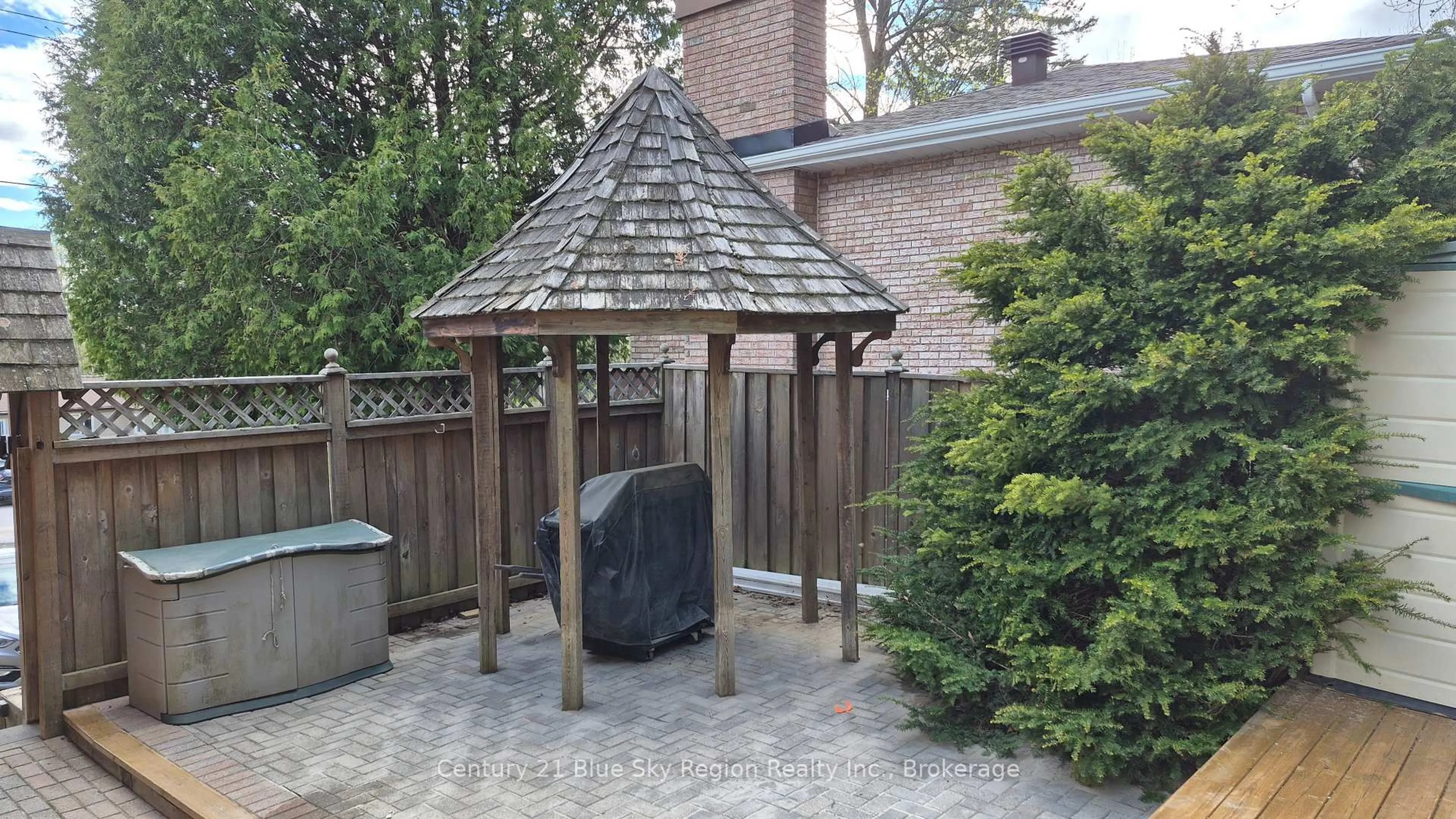 Patio, street for 766 SKI CLUB Rd, North Bay Ontario P1B 8E5