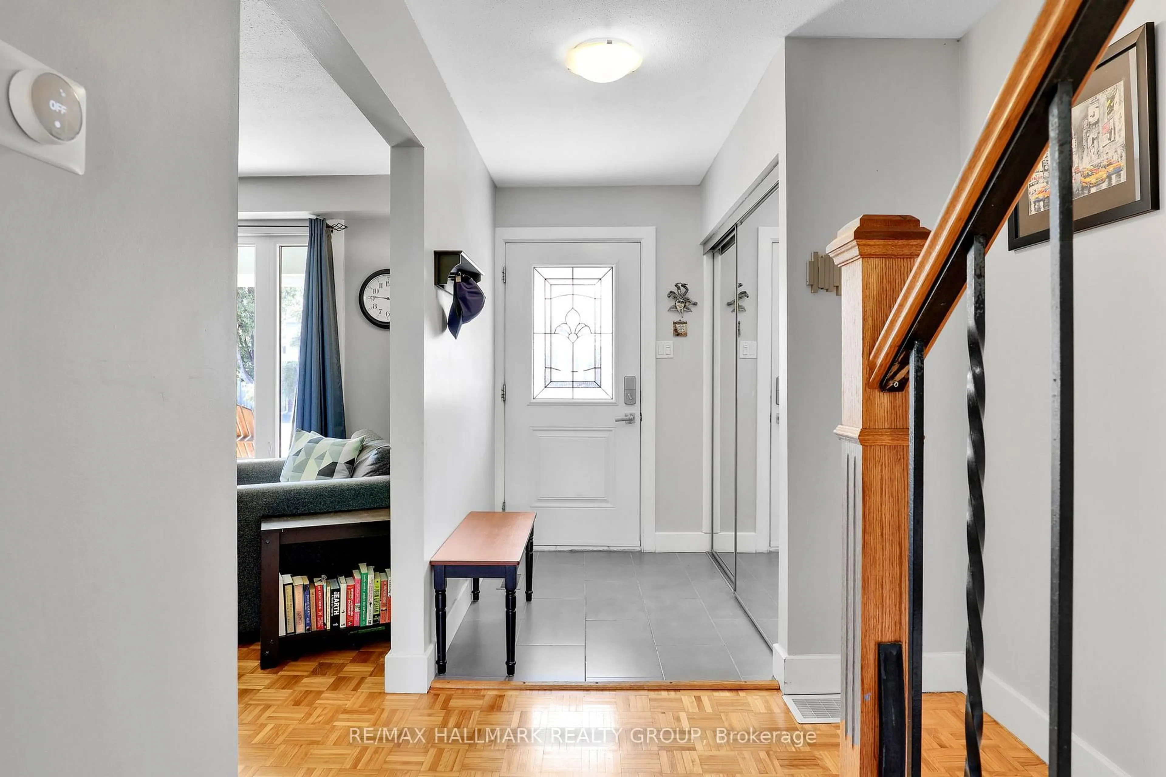 Indoor entryway for 123 Mcclellan Rd, Ottawa Ontario K2H 5V7