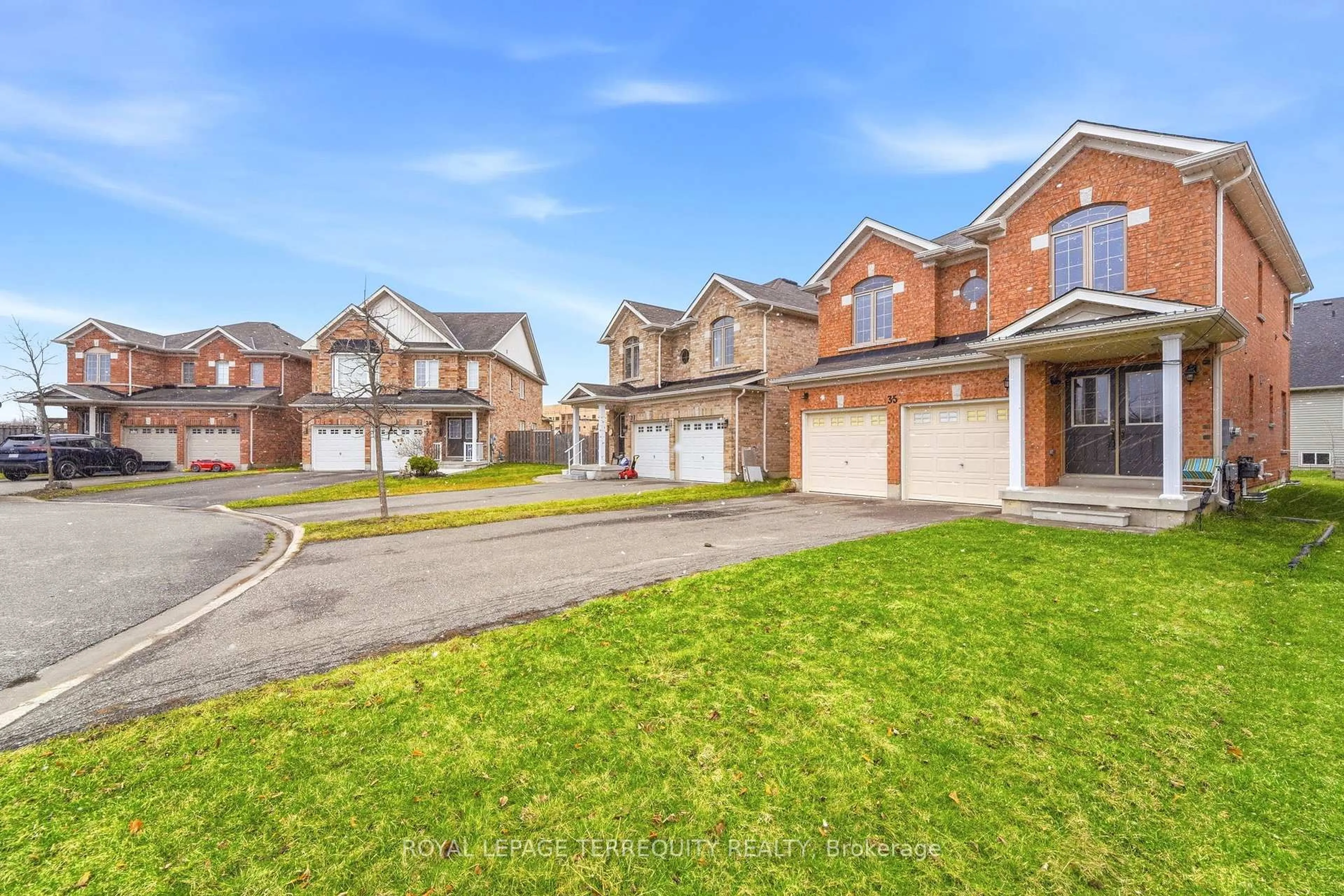A pic from outside/outdoor area/front of a property/back of a property/a pic from drone, street for 35 Colonel Lyall St, St. Catharines Ontario L2P 0B3