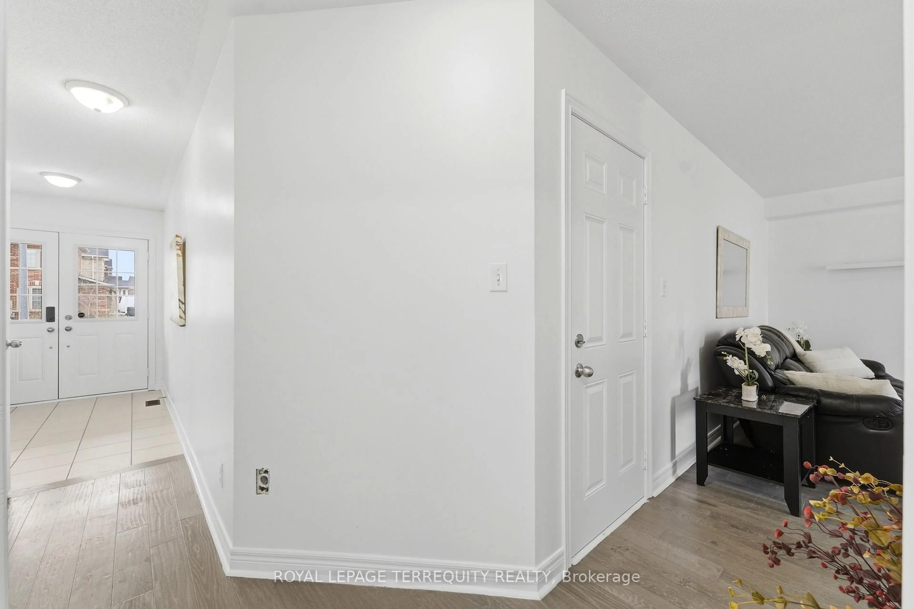 Indoor entryway for 35 Colonel Lyall St, St. Catharines Ontario L2P 0B3