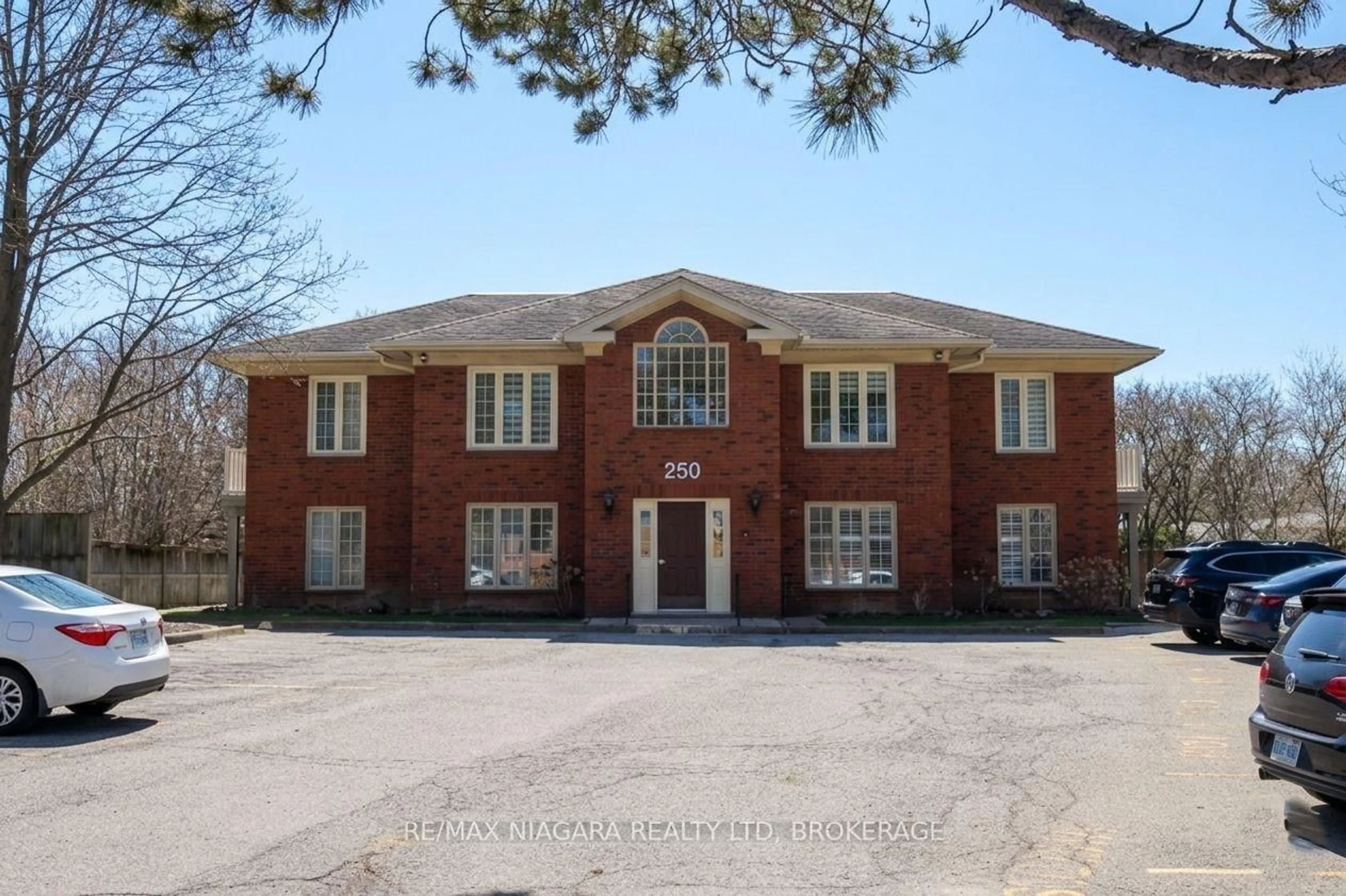 Home with brick exterior material, building for 250 Linwell Rd #202, St. Catharines Ontario L2N 1S2