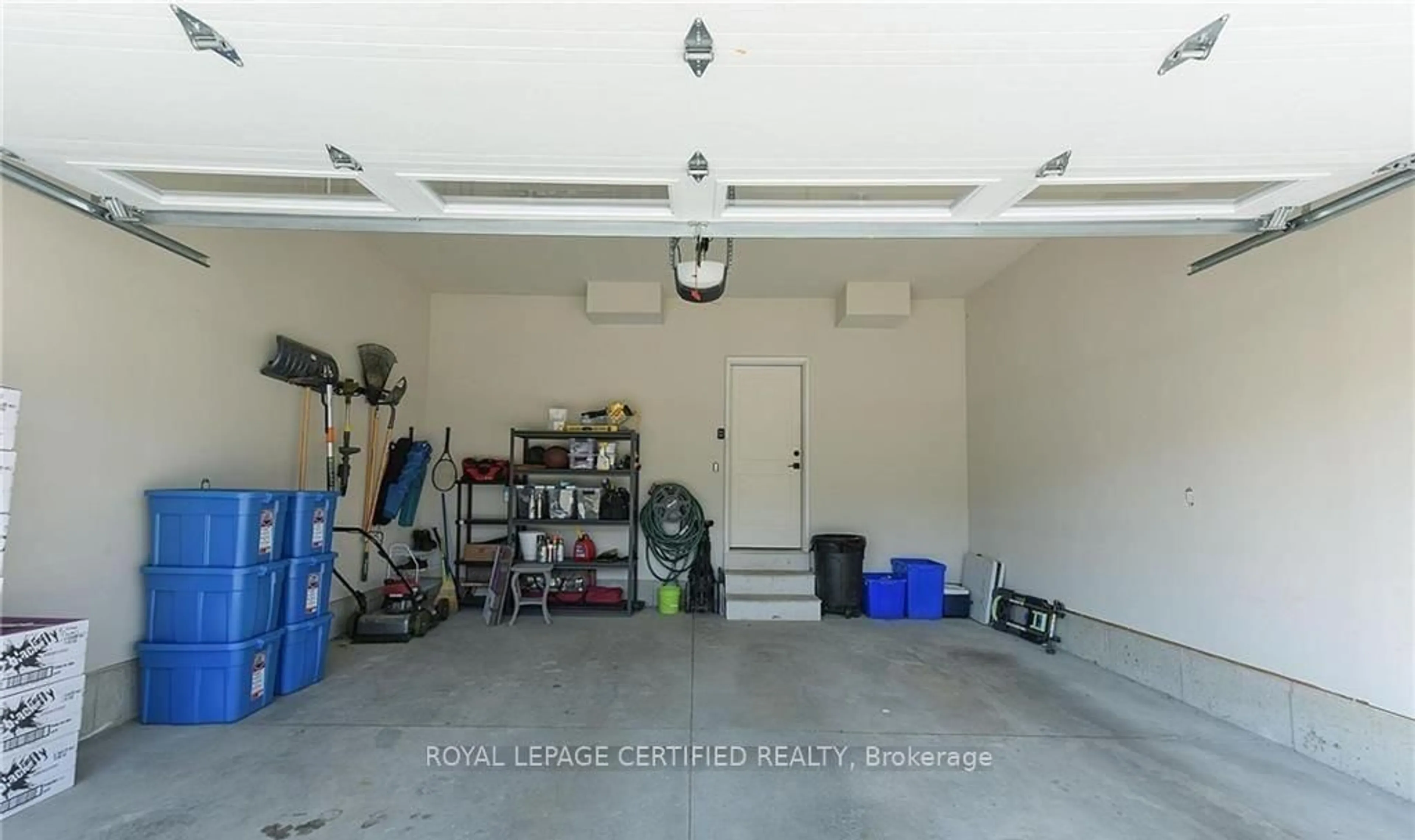Indoor garage for 940 Reeves Ave, London North Ontario N6G 0E2