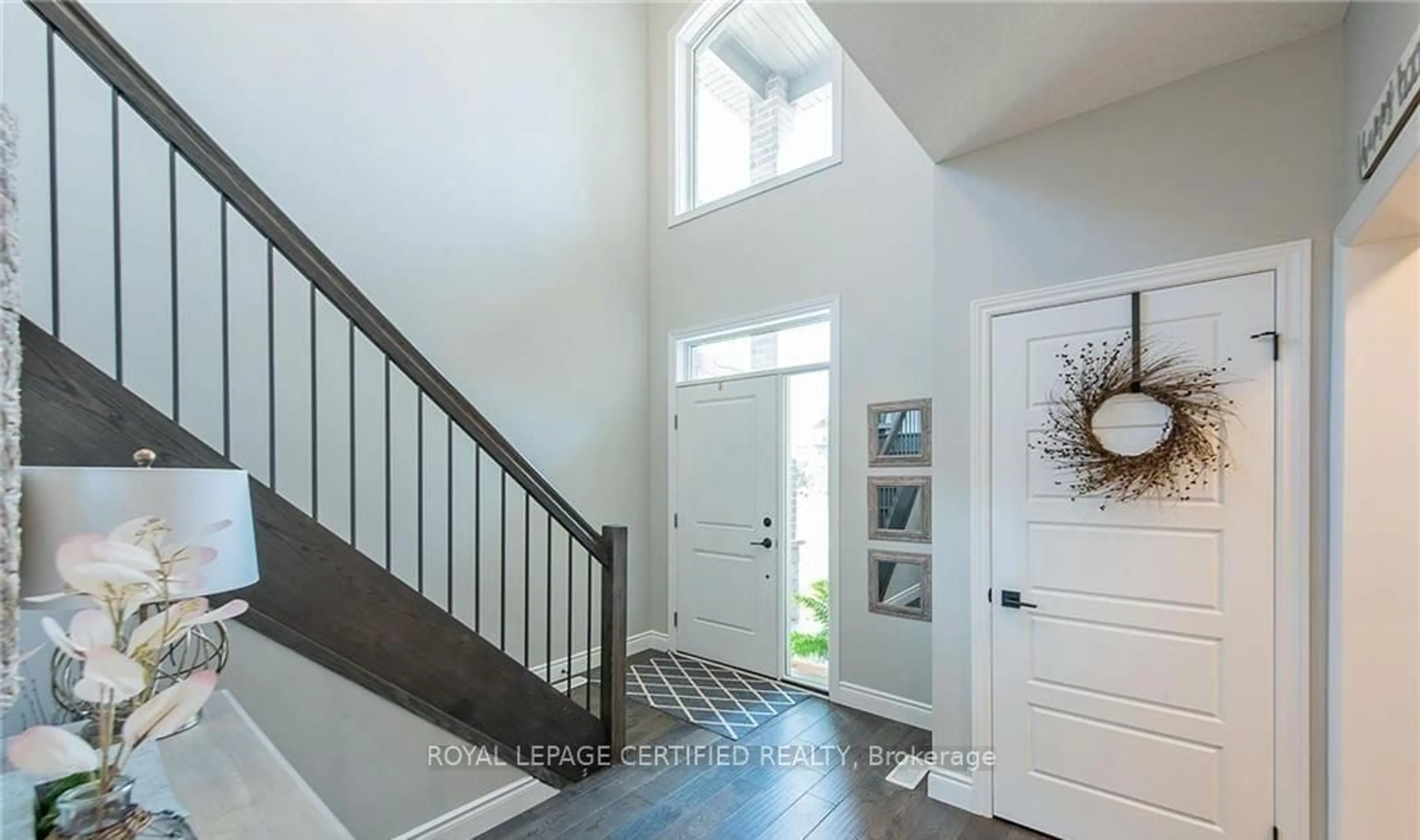 Indoor entryway for 940 Reeves Ave, London North Ontario N6G 0E2