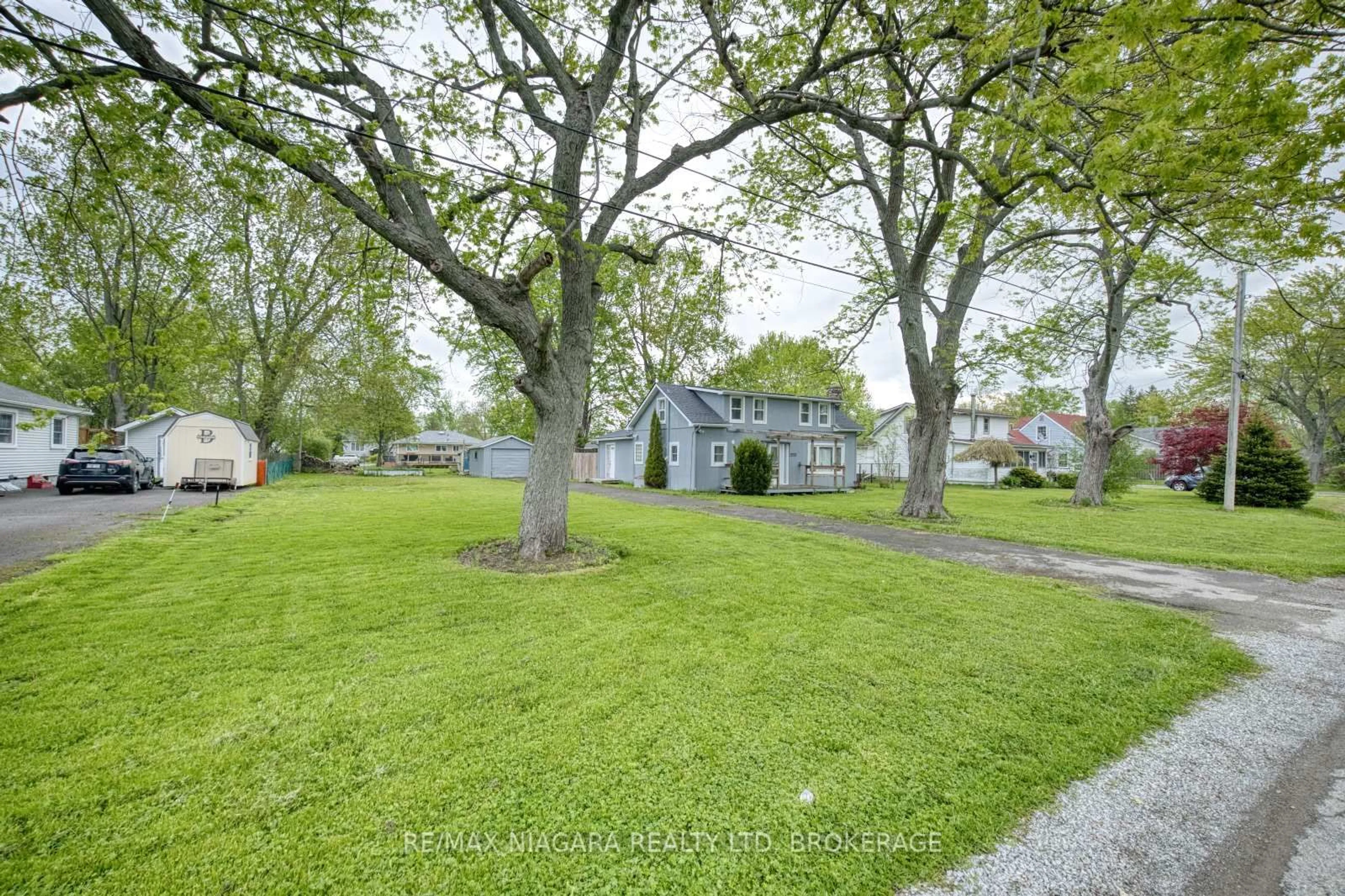 A pic from outside/outdoor area/front of a property/back of a property/a pic from drone, street for 3252 Young Ave, Fort Erie Ontario L0S 1N0