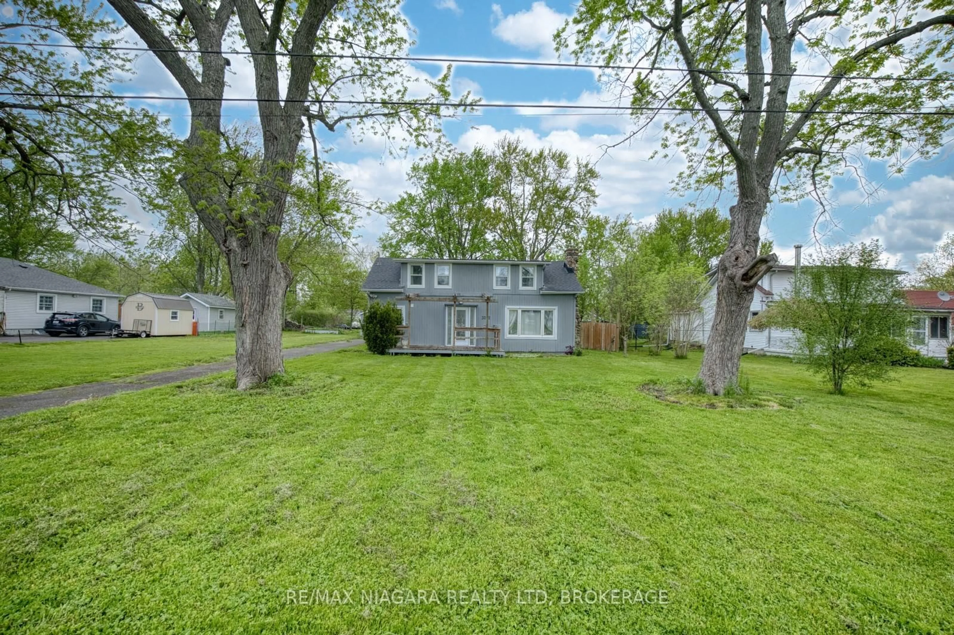 A pic from outside/outdoor area/front of a property/back of a property/a pic from drone, street for 3252 Young Ave, Fort Erie Ontario L0S 1N0