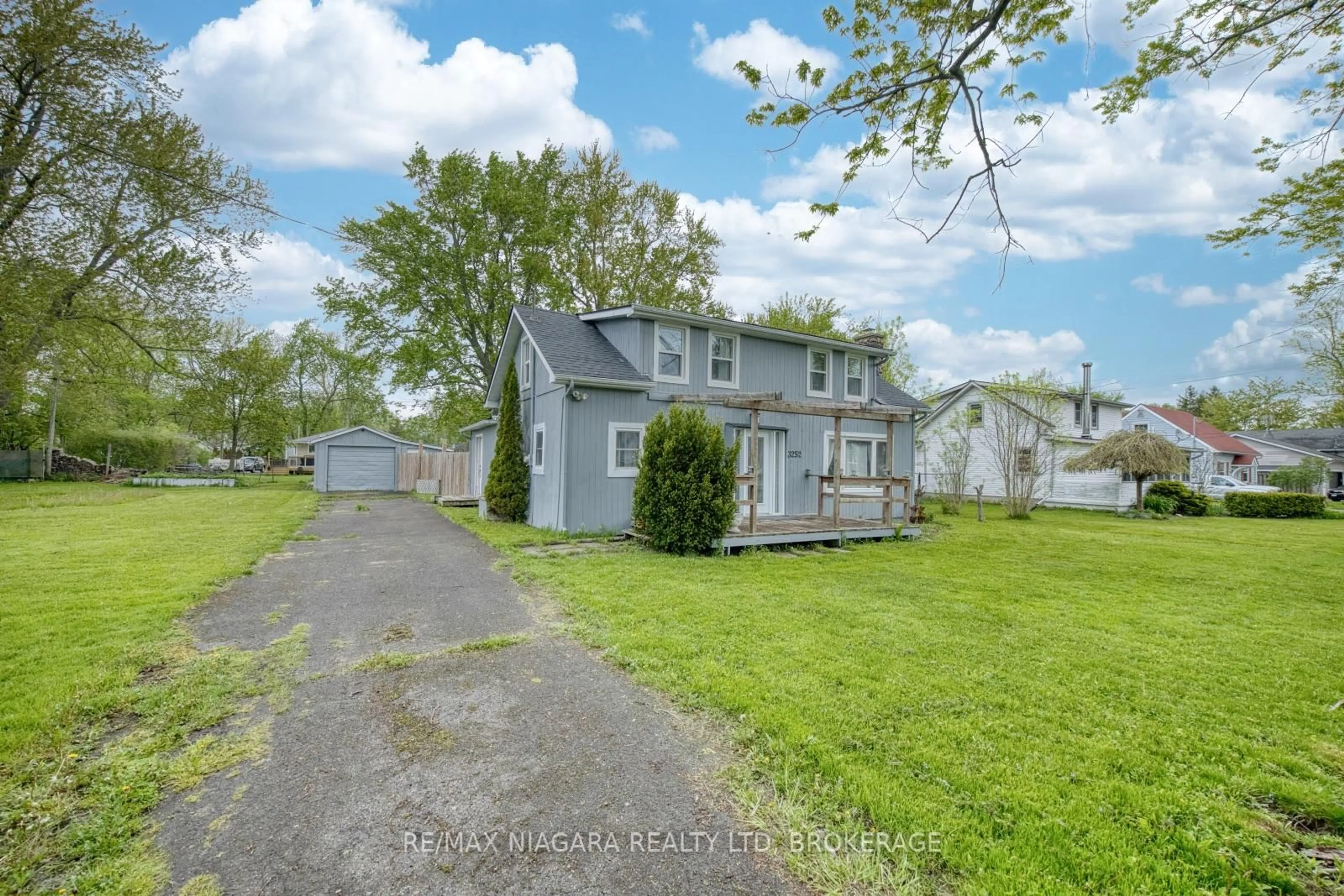 A pic from outside/outdoor area/front of a property/back of a property/a pic from drone, street for 3252 Young Ave, Fort Erie Ontario L0S 1N0
