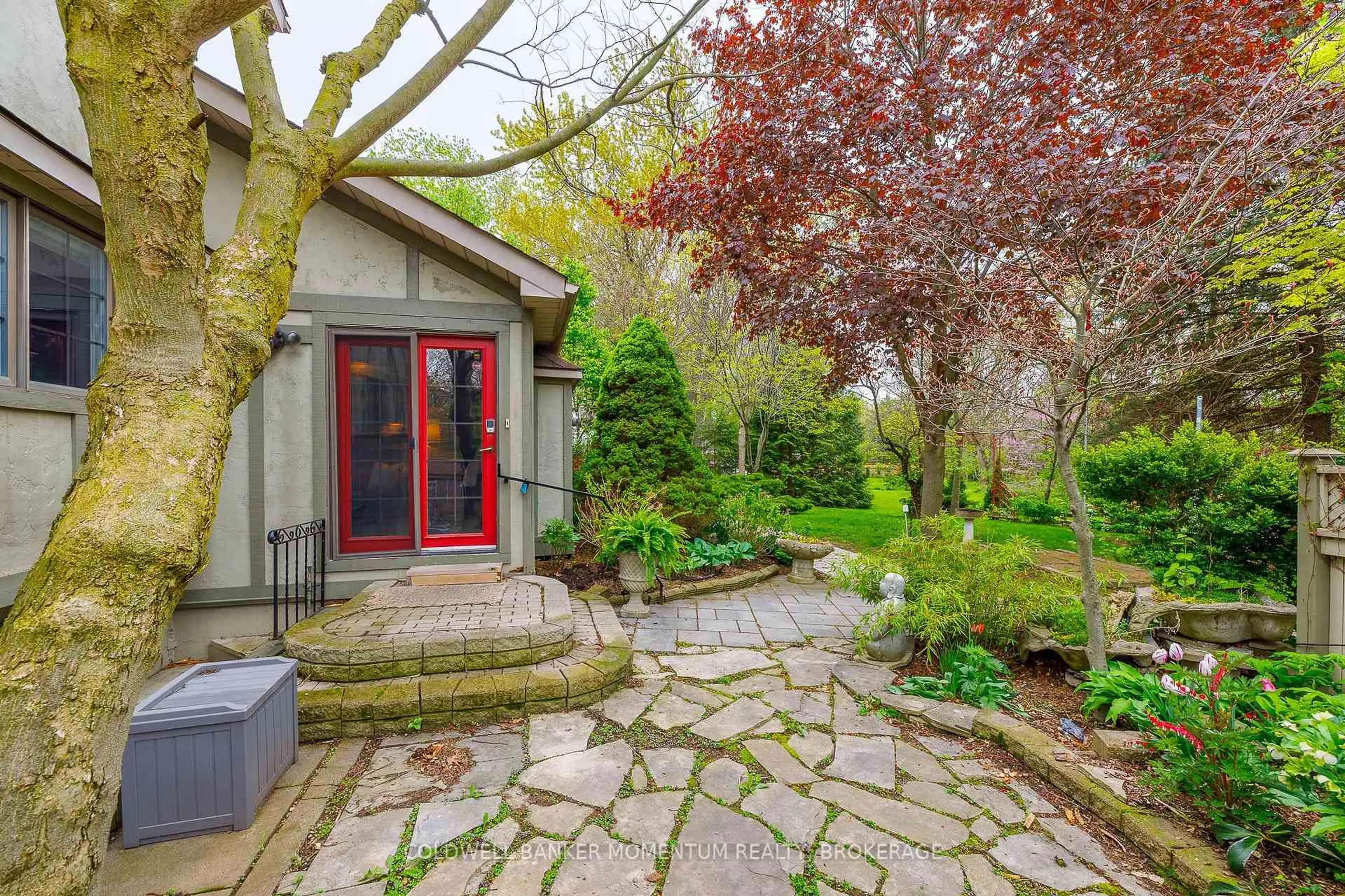 Patio, street for 388 Linwell Rd, St. Catharines Ontario L2M 2P4