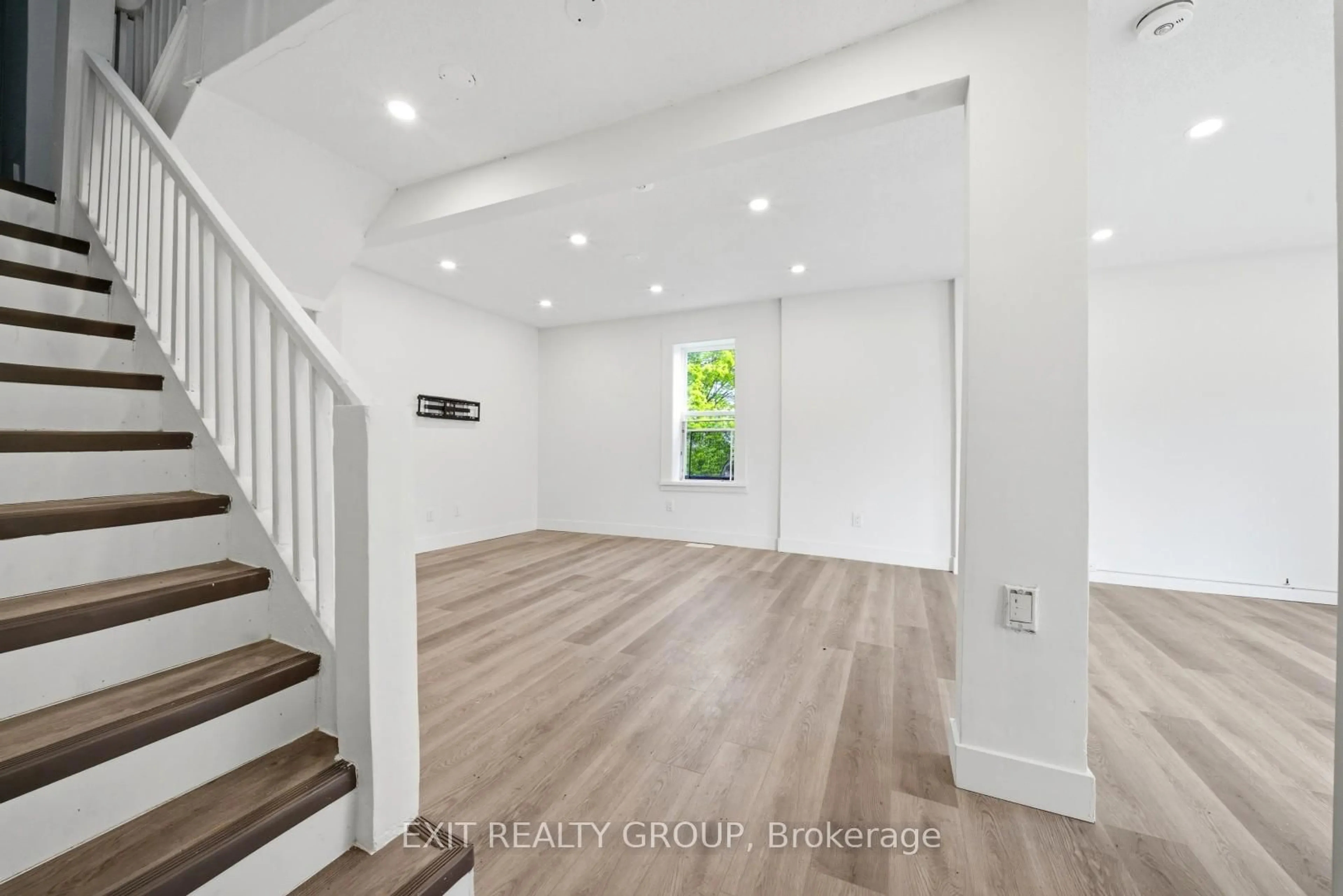 Indoor entryway for 24 Albion St, Belleville Ontario K8N 3R8