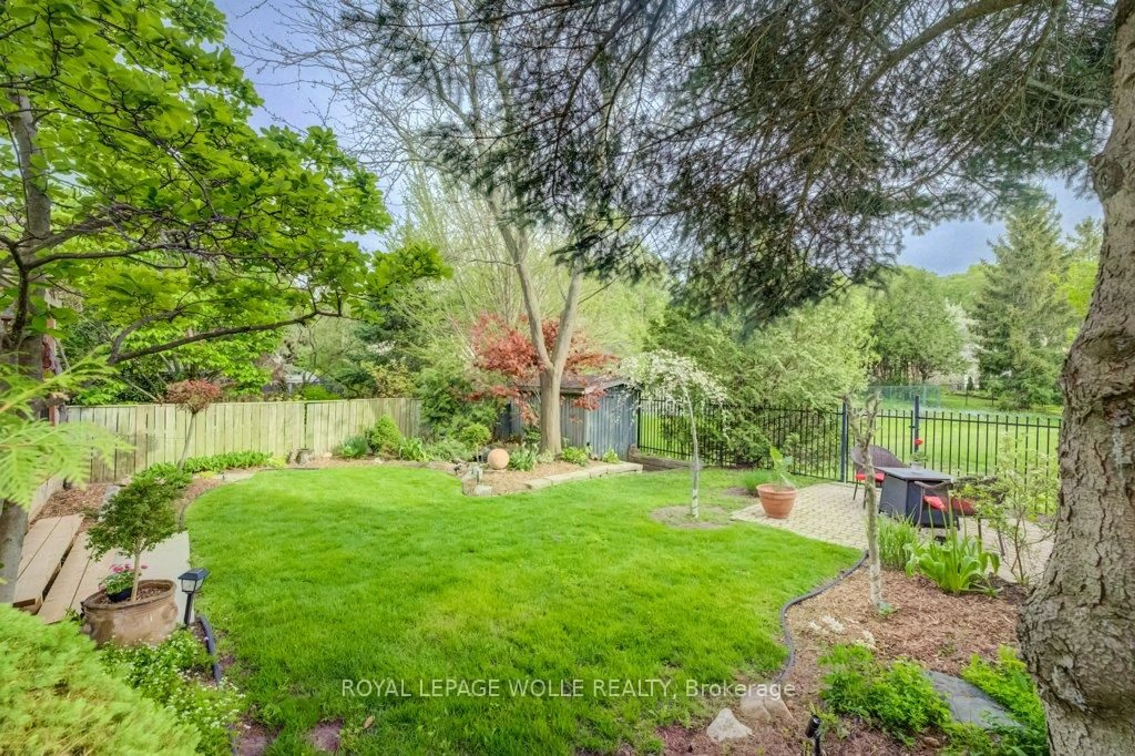 A pic from outside/outdoor area/front of a property/back of a property/a pic from drone, unknown for 106 Parkland Cres, Waterloo Ontario N2N 1S4