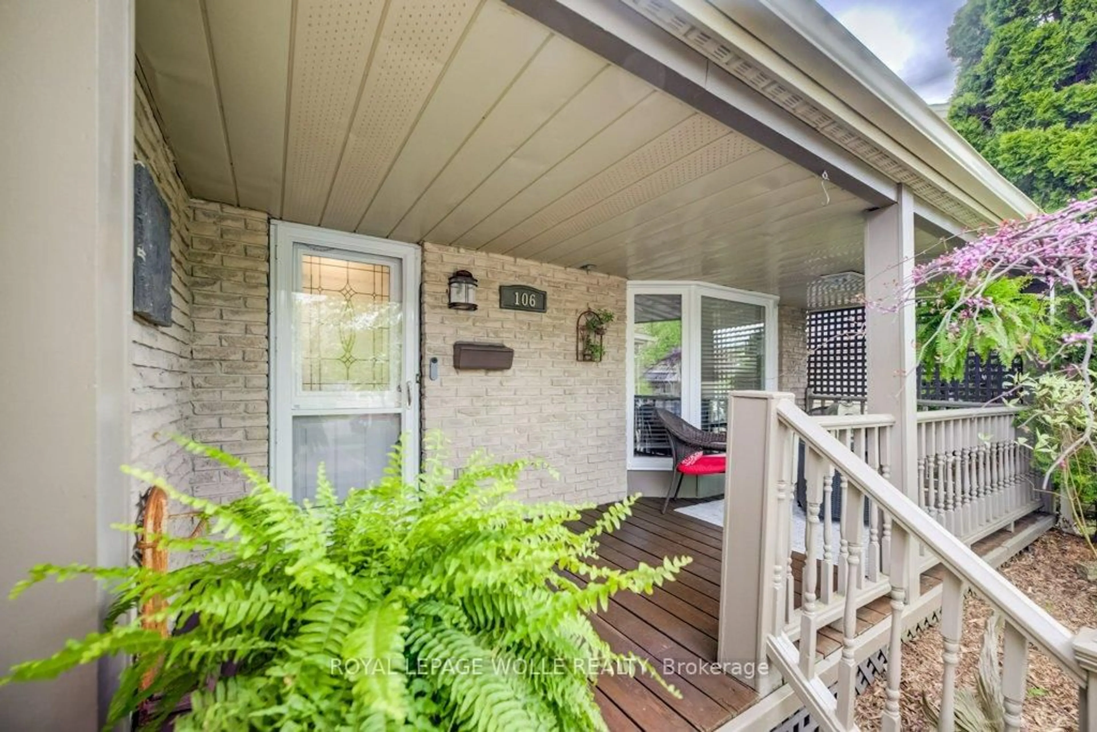 Patio, street for 106 Parkland Cres, Waterloo Ontario N2N 1S4