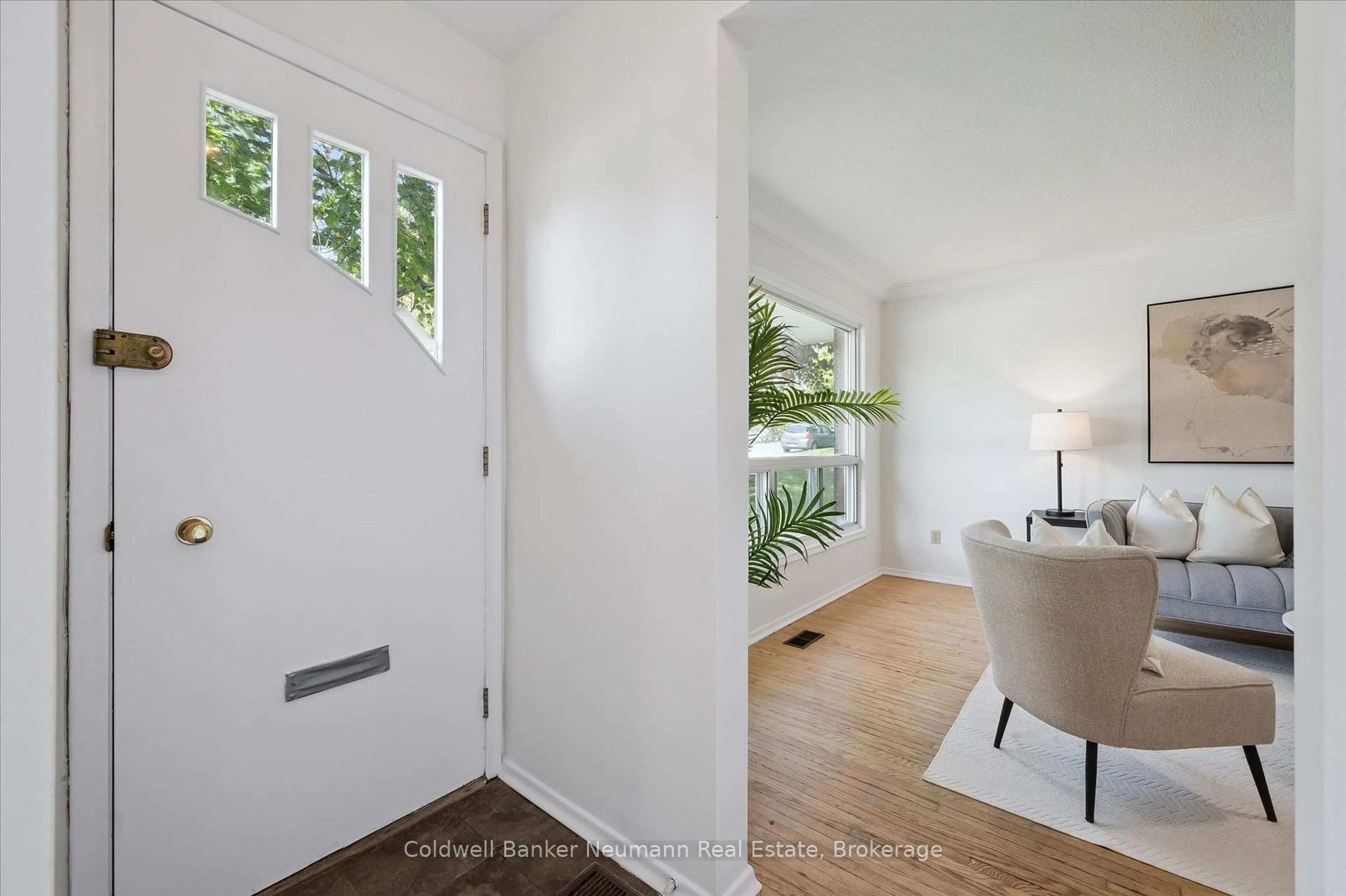 Indoor entryway for 40 Fairview Blvd, Guelph Ontario N1G 1H4