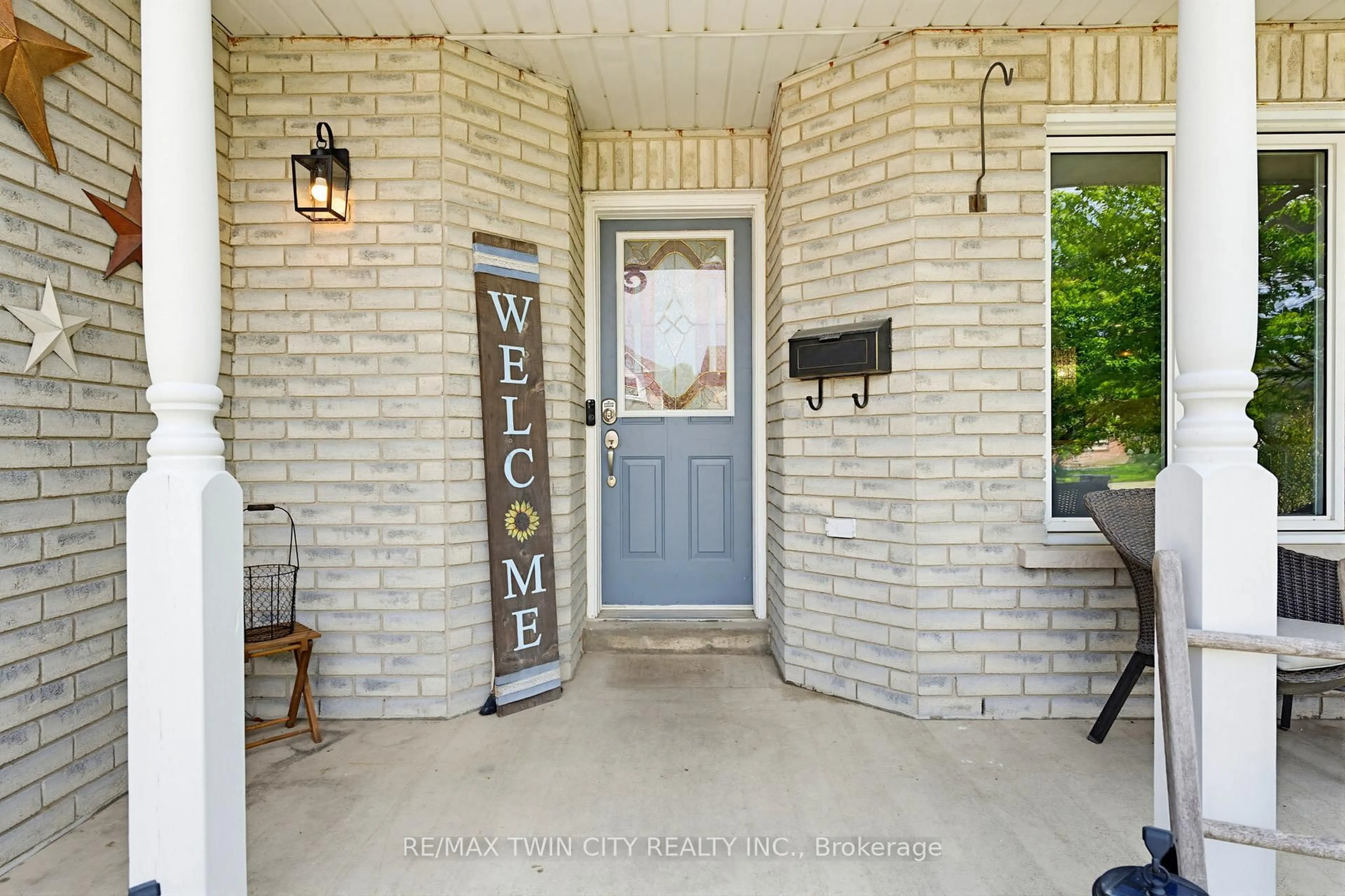 Indoor entryway for 219 Inglis St, North Dumfries Ontario N0B 1E0