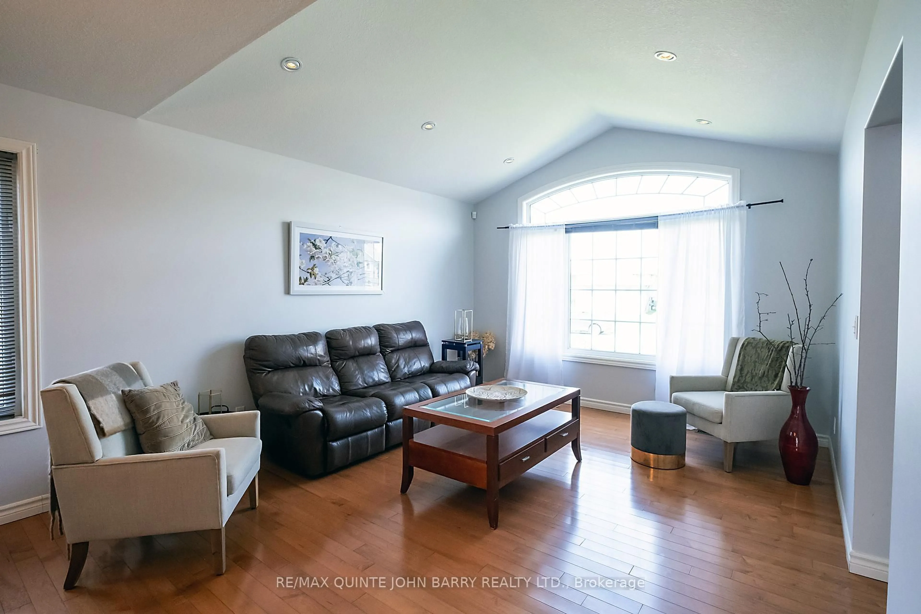 Living room with furniture, wood/laminate floor for 3 Spencer Crt, Quinte West Ontario K8V 6X7