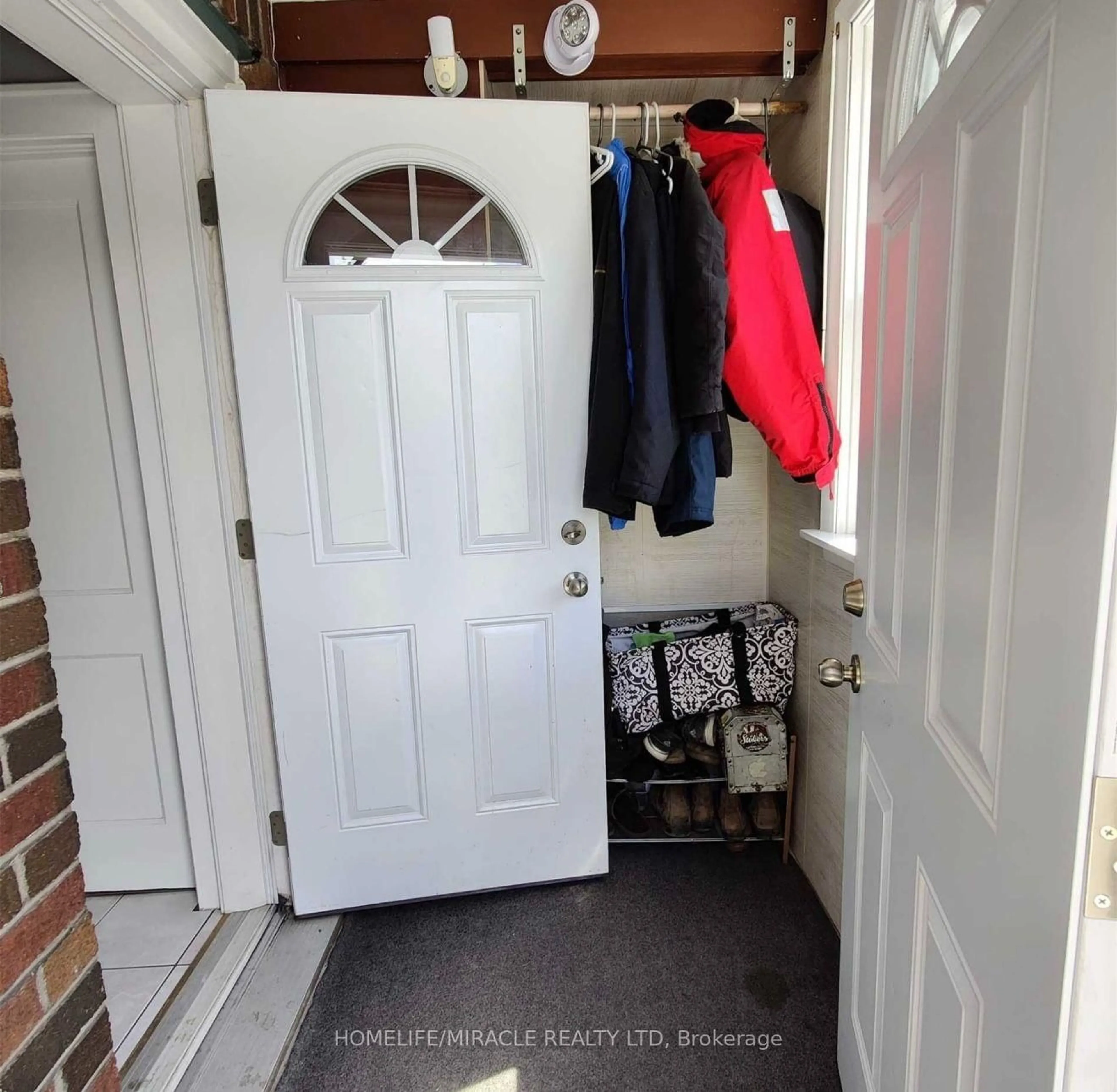 Indoor entryway for 297 Morris St, Greater Sudbury Ontario P3B 1B4