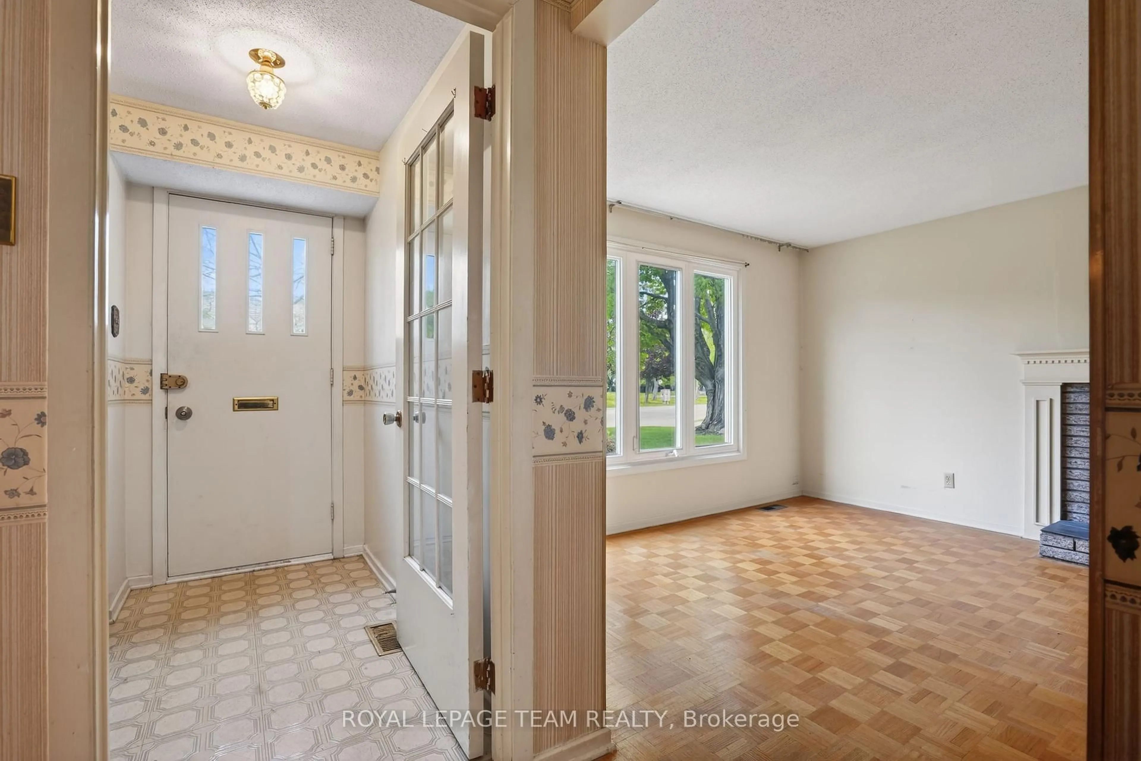 Indoor entryway for 16 Parkglen Dr, Ottawa Ontario K2G 3G9