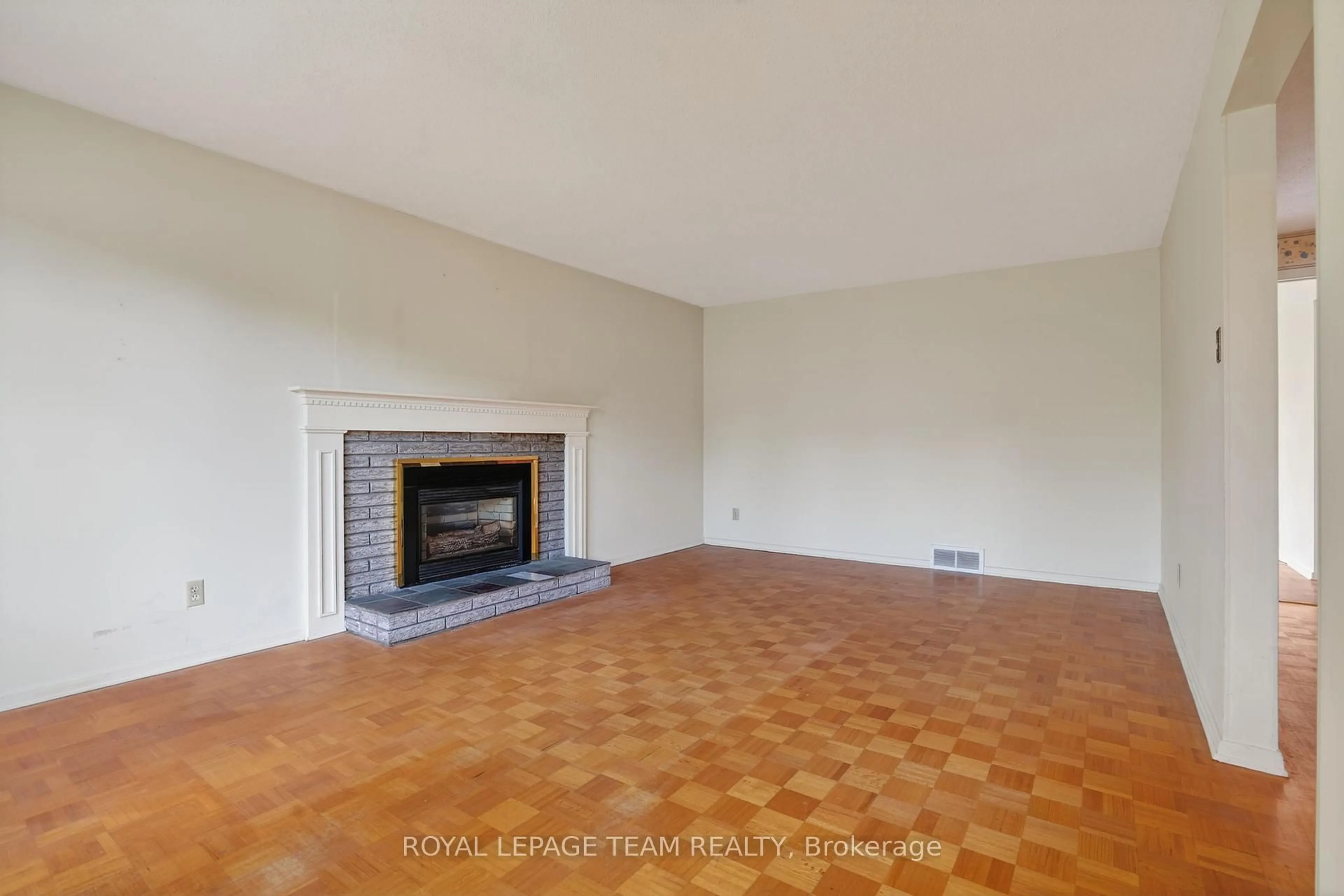 A pic of a room for 16 Parkglen Dr, Ottawa Ontario K2G 3G9