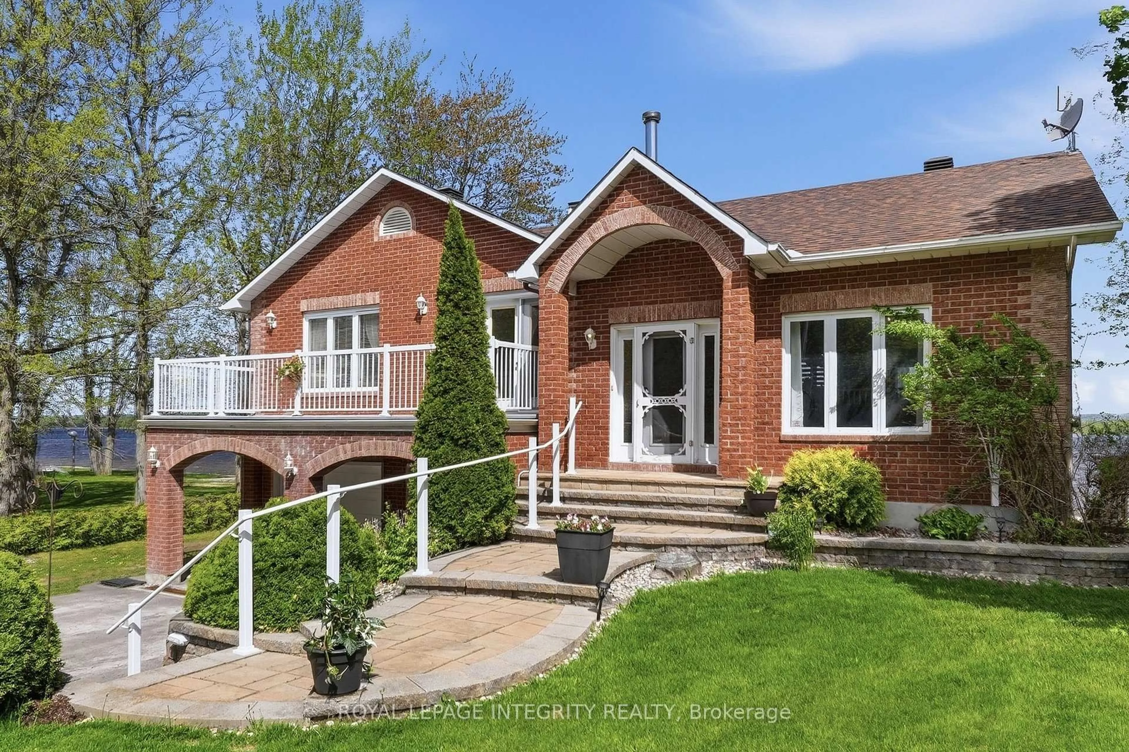 Home with brick exterior material, street for 472 Pago Rd, Clarence-Rockland Ontario K4K 1L6