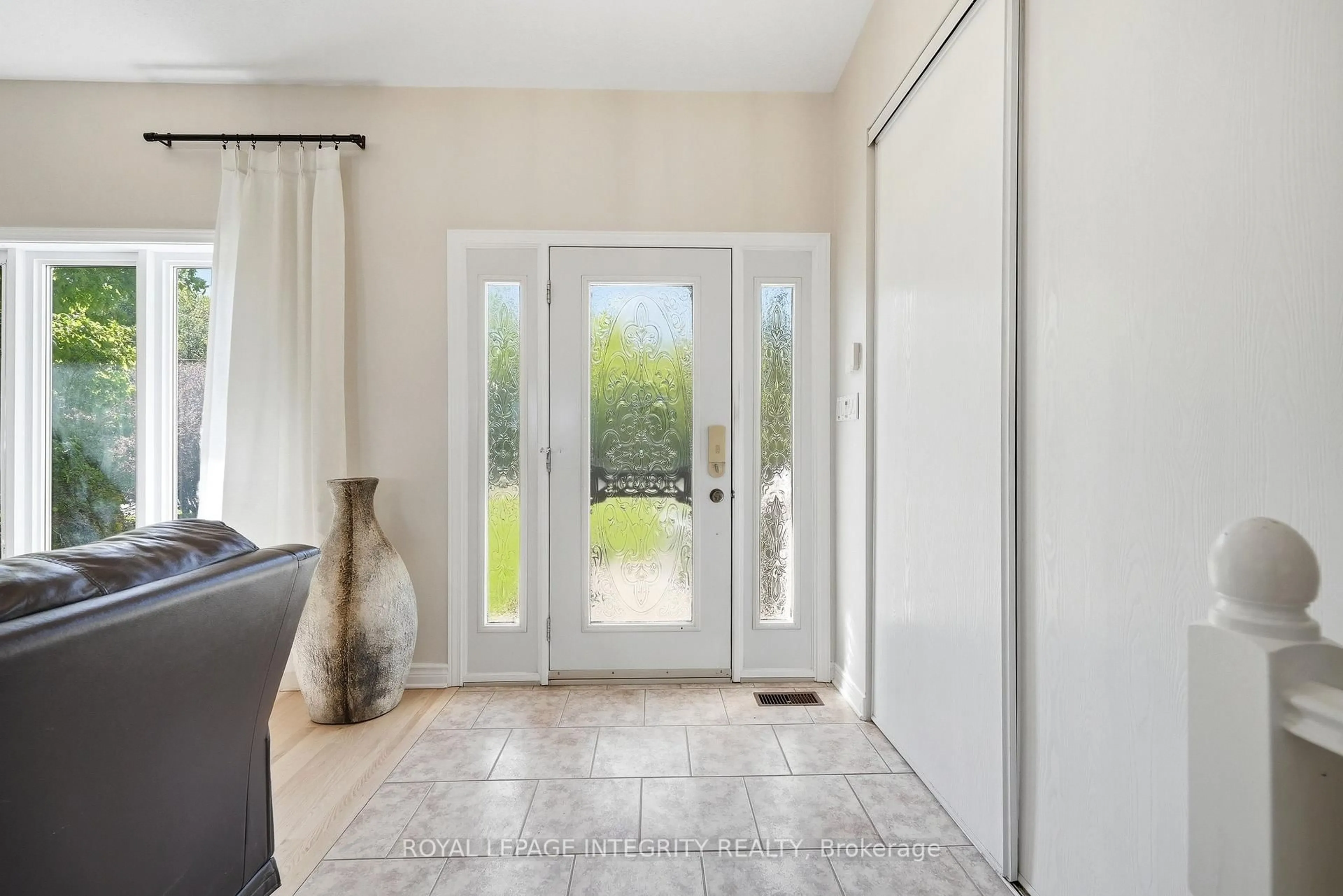 Indoor entryway for 472 Pago Rd, Clarence-Rockland Ontario K4K 1L6