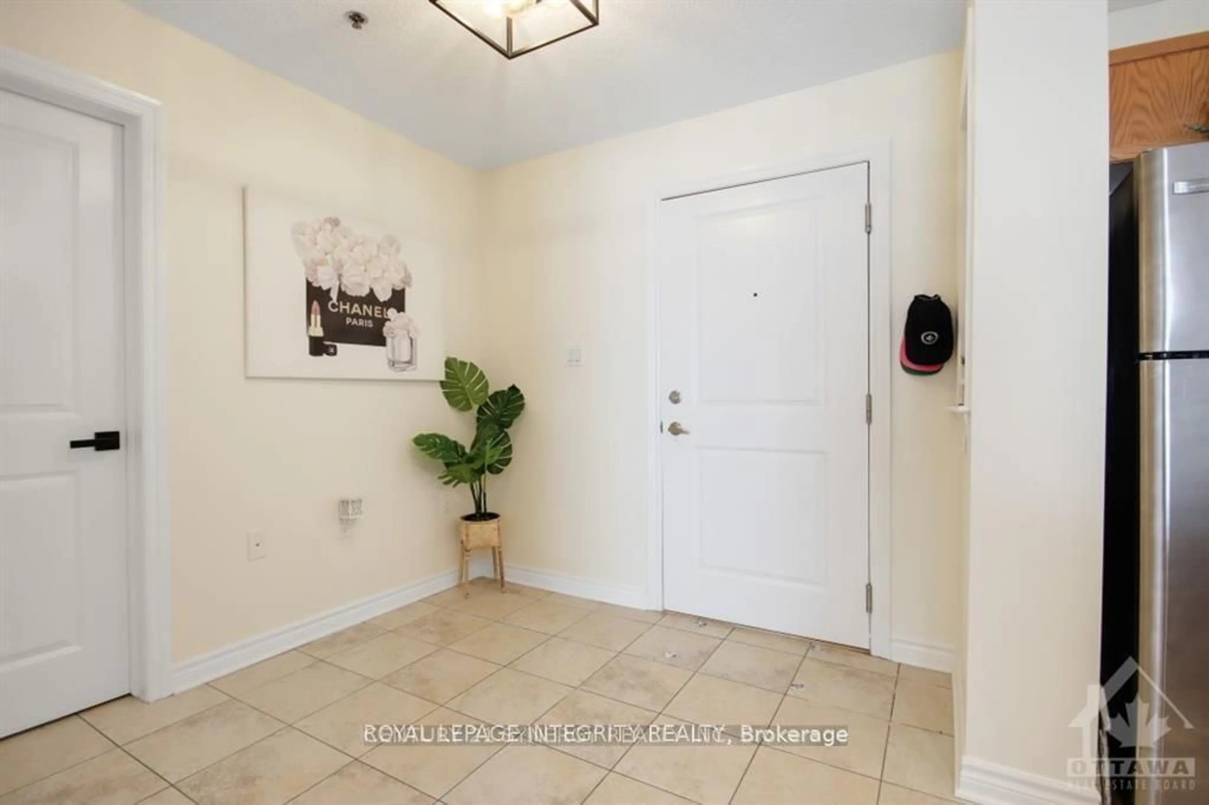 Indoor entryway for 151 Potts Private #303, Ottawa Ontario K4A 0V7