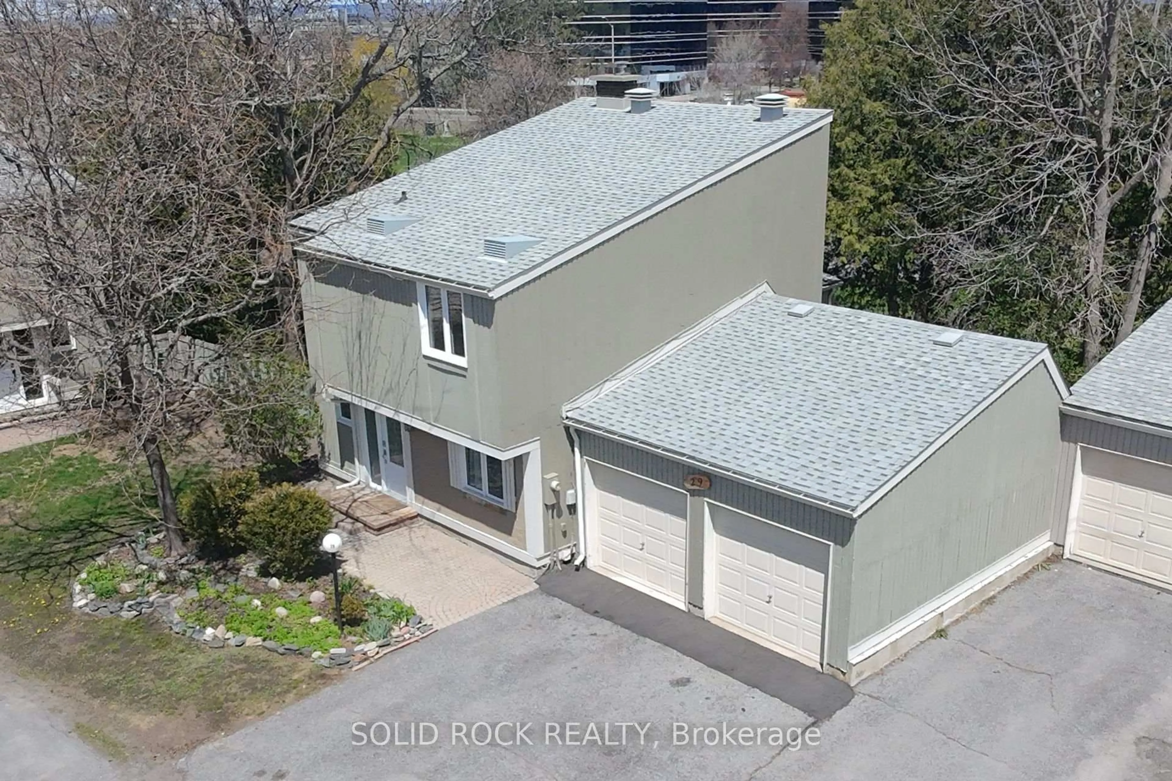 A pic from outside/outdoor area/front of a property/back of a property/a pic from drone, street for 29 Jackson Crt, Ottawa Ontario K2K 1B6