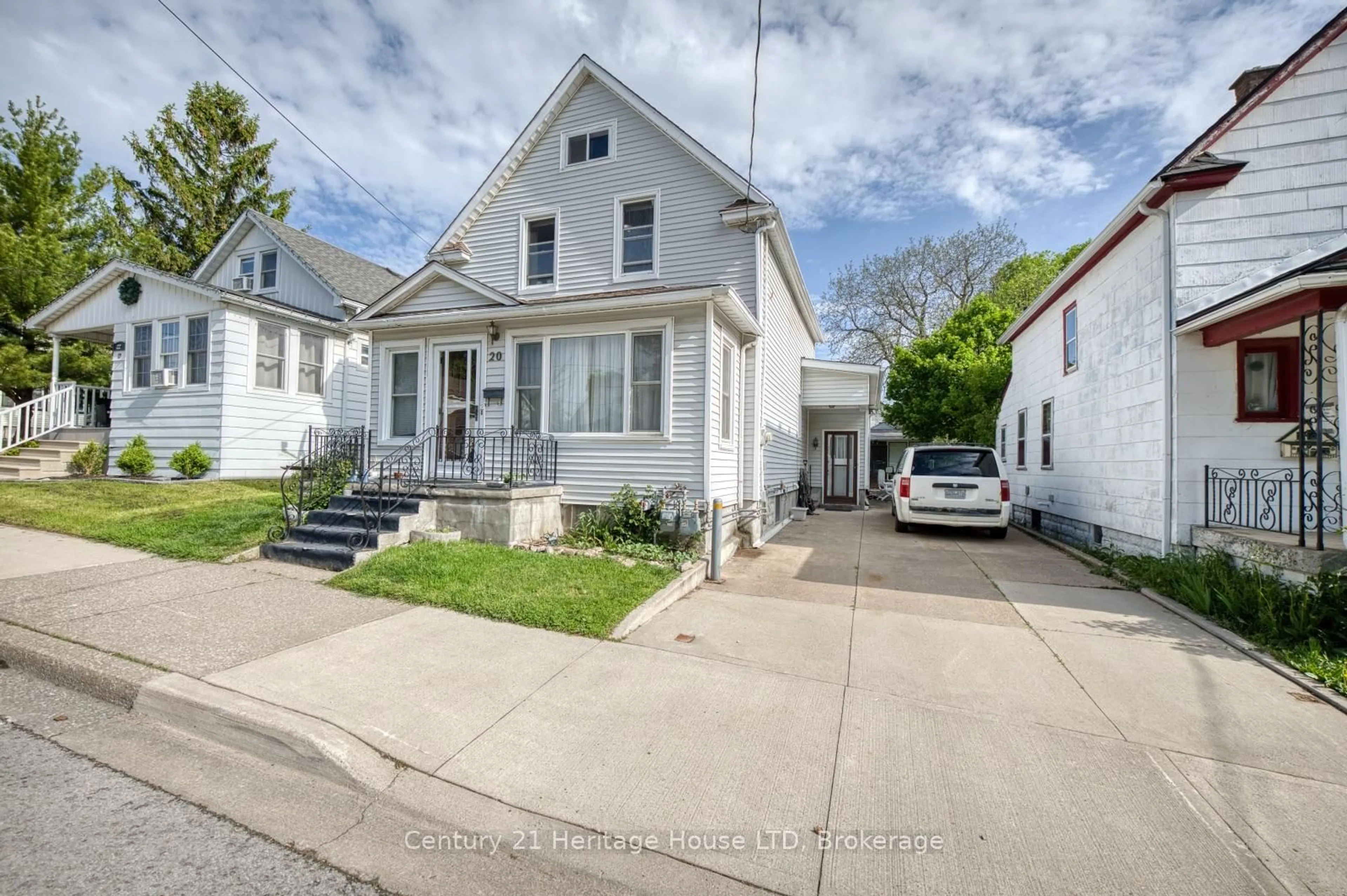 A pic from outside/outdoor area/front of a property/back of a property/a pic from drone, street for 20 Dufferin St, Fort Erie Ontario L2A 2T5