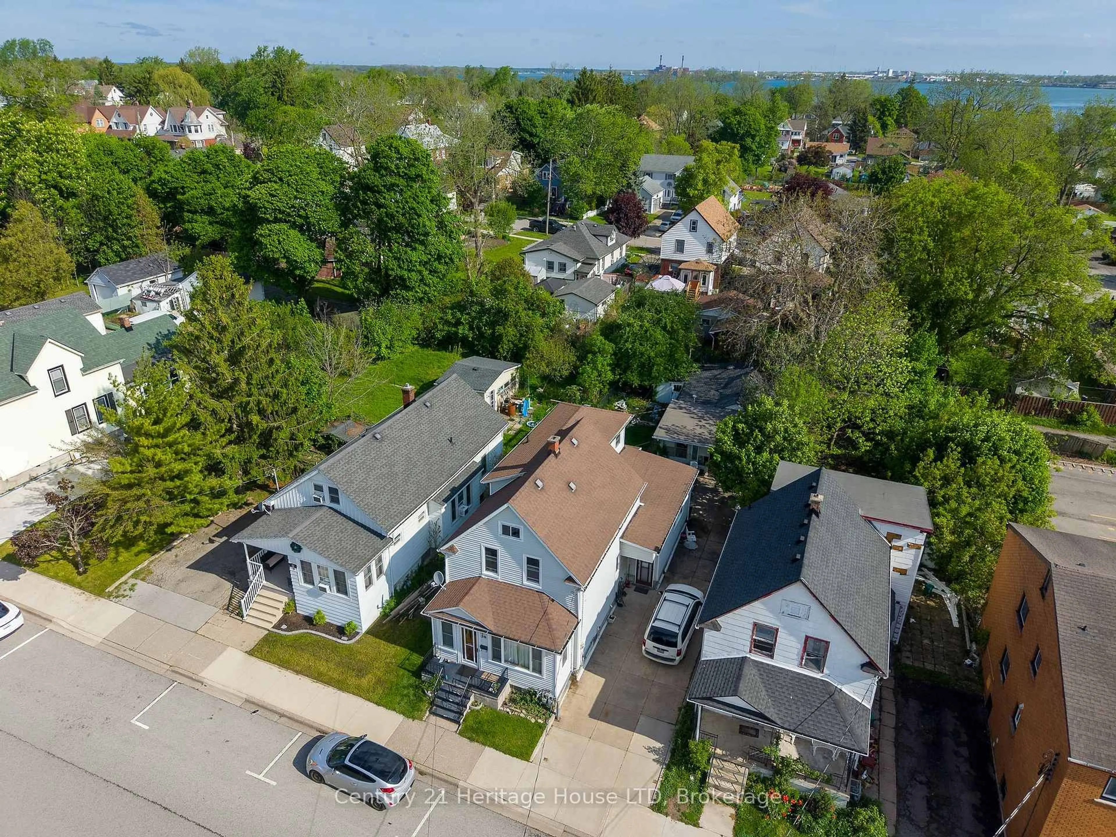 A pic from outside/outdoor area/front of a property/back of a property/a pic from drone, street for 20 Dufferin St, Fort Erie Ontario L2A 2T5
