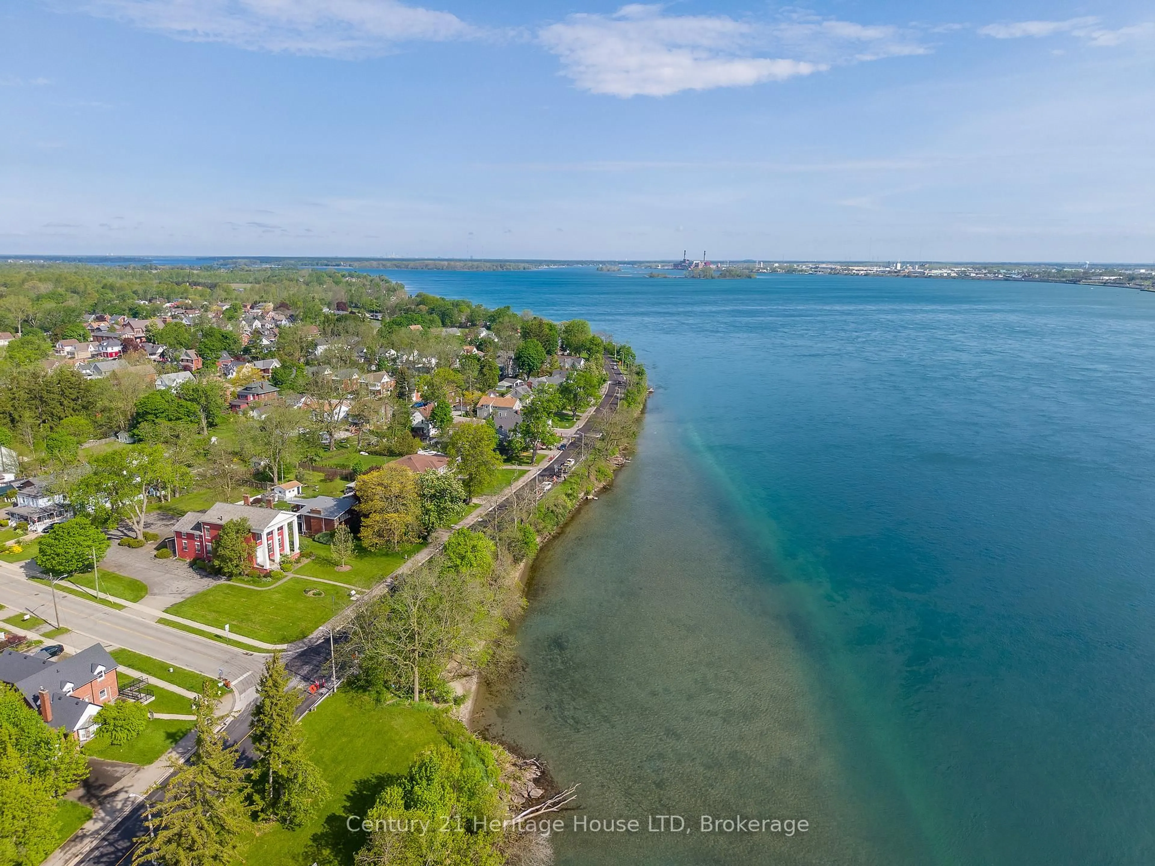 A pic from outside/outdoor area/front of a property/back of a property/a pic from drone, water/lake/river/ocean view for 20 Dufferin St, Fort Erie Ontario L2A 2T5