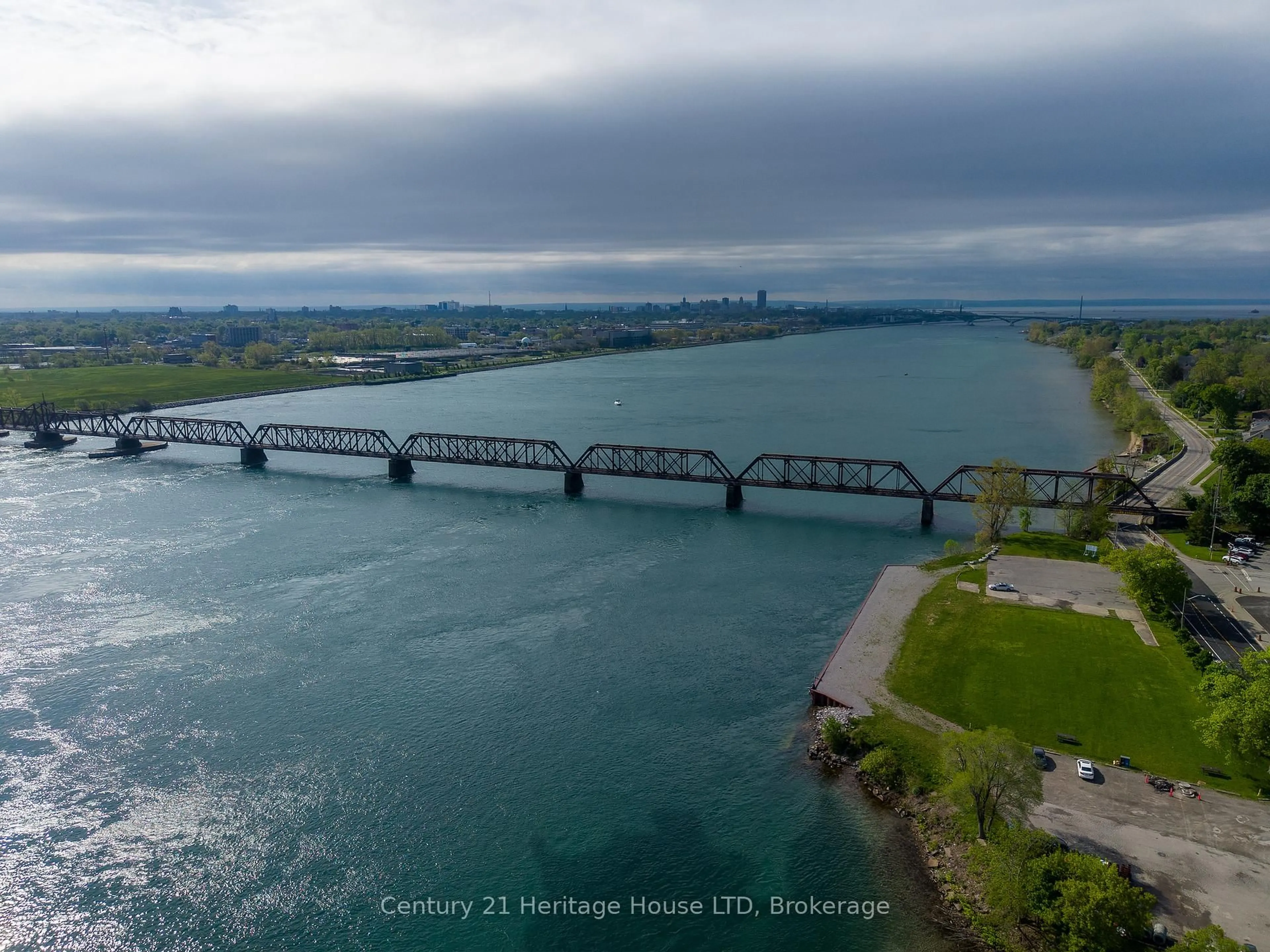 Blurry image for 20 Dufferin St, Fort Erie Ontario L2A 2T5