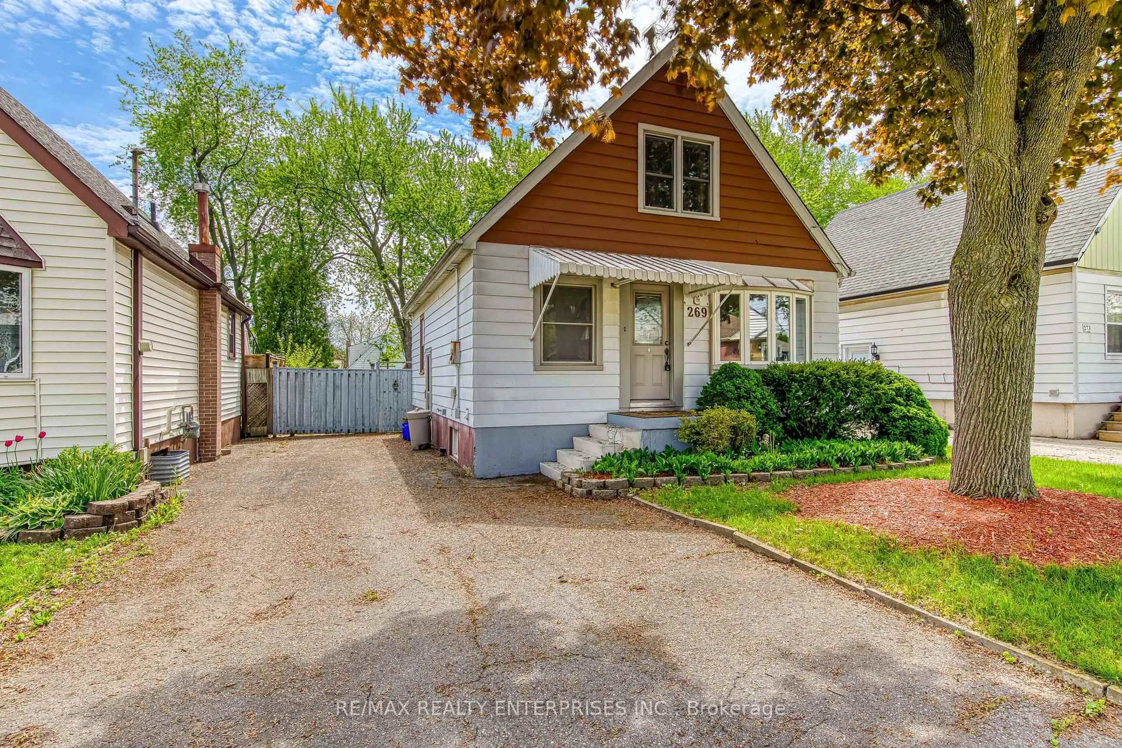 Home with vinyl exterior material, street for 269 East 26th St, Hamilton Ontario L8V 3C9