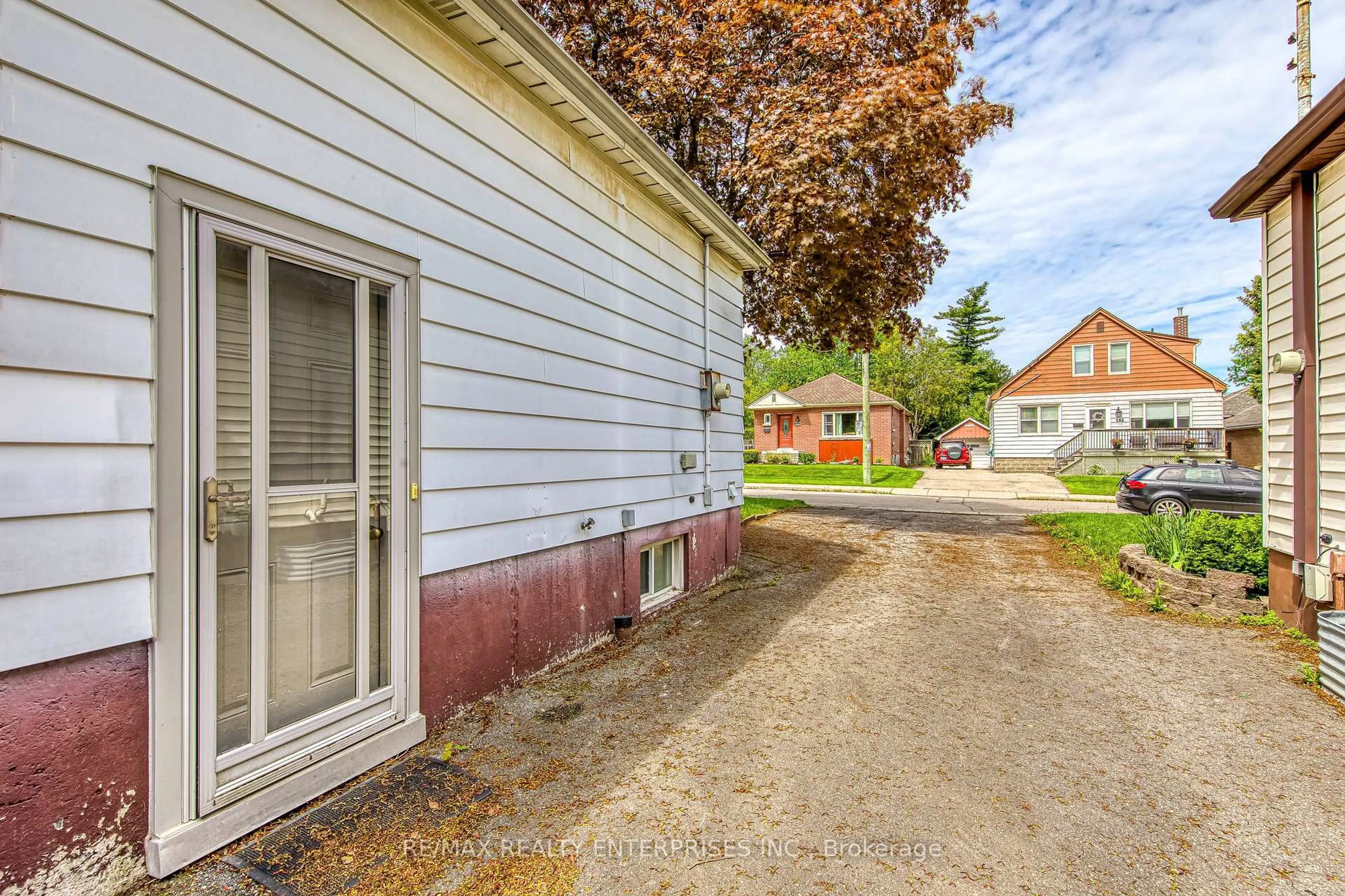 Patio, street for 269 East 26th St, Hamilton Ontario L8V 3C9