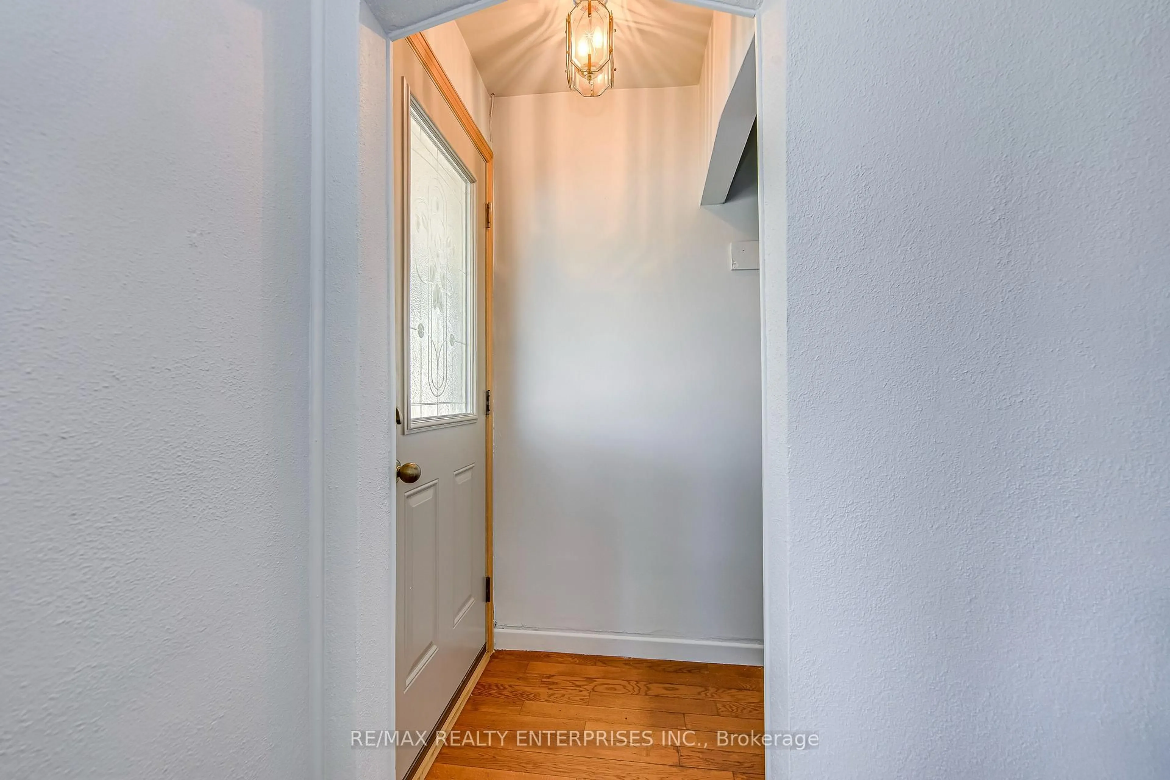 Indoor entryway for 269 East 26th St, Hamilton Ontario L8V 3C9