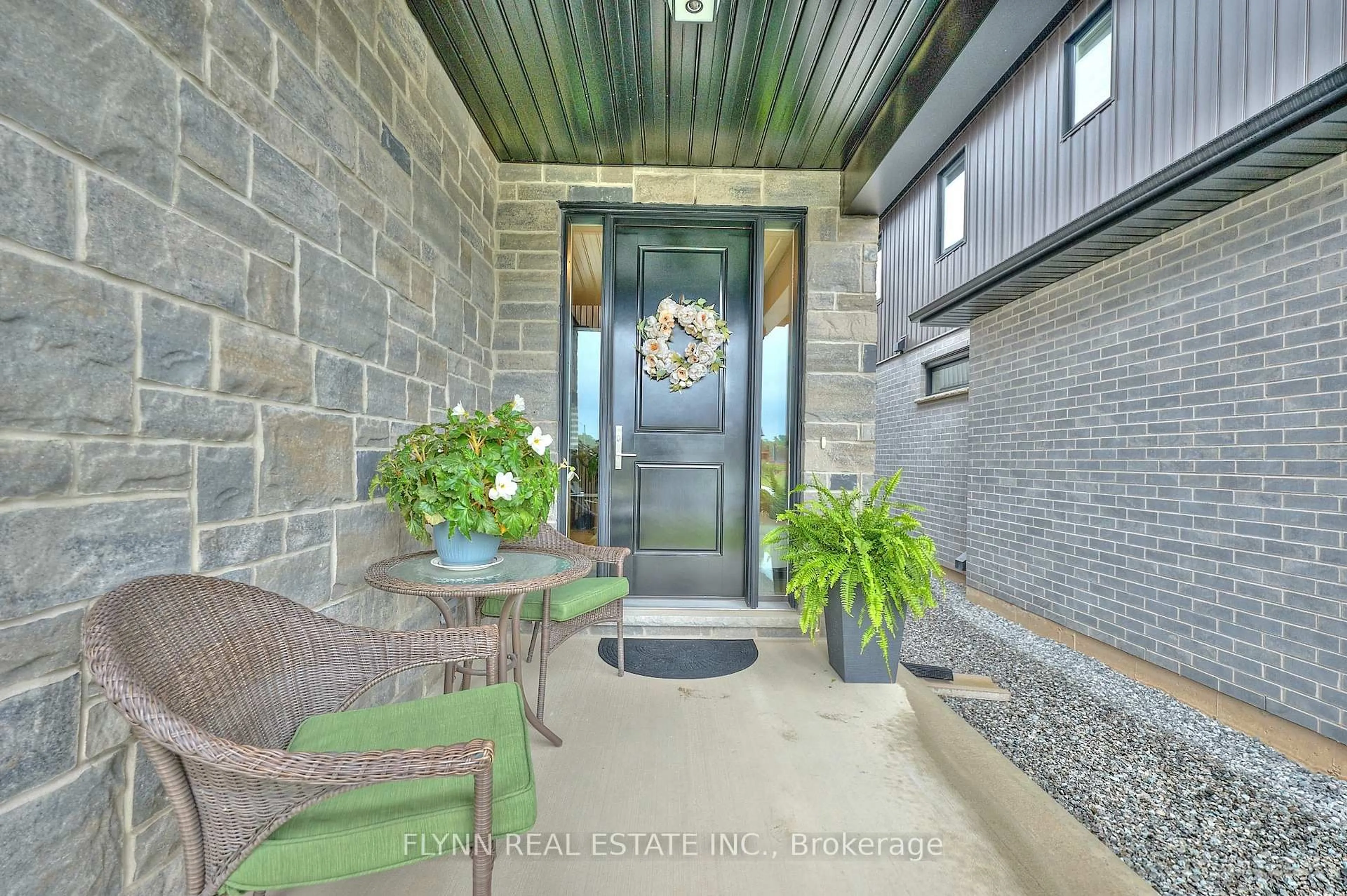 Indoor entryway for 8880 Angie Dr, Niagara Falls Ontario L2H 3W8
