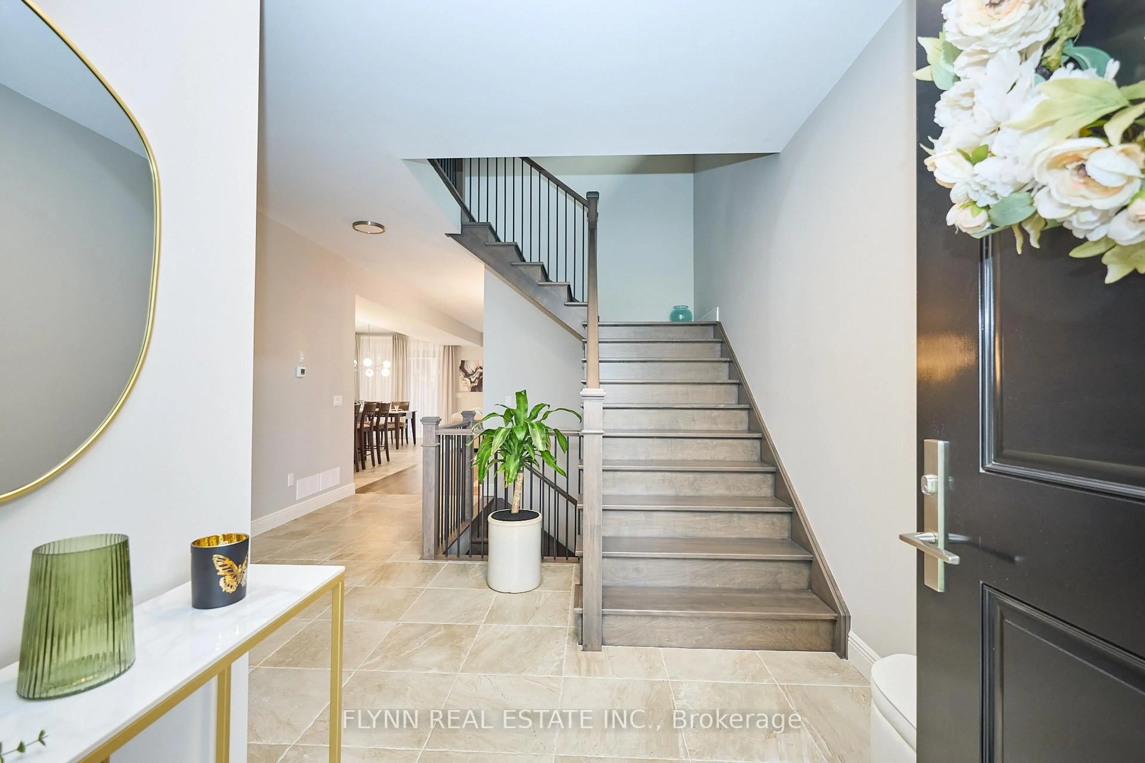 Indoor foyer for 8880 Angie Dr, Niagara Falls Ontario L2H 3W8