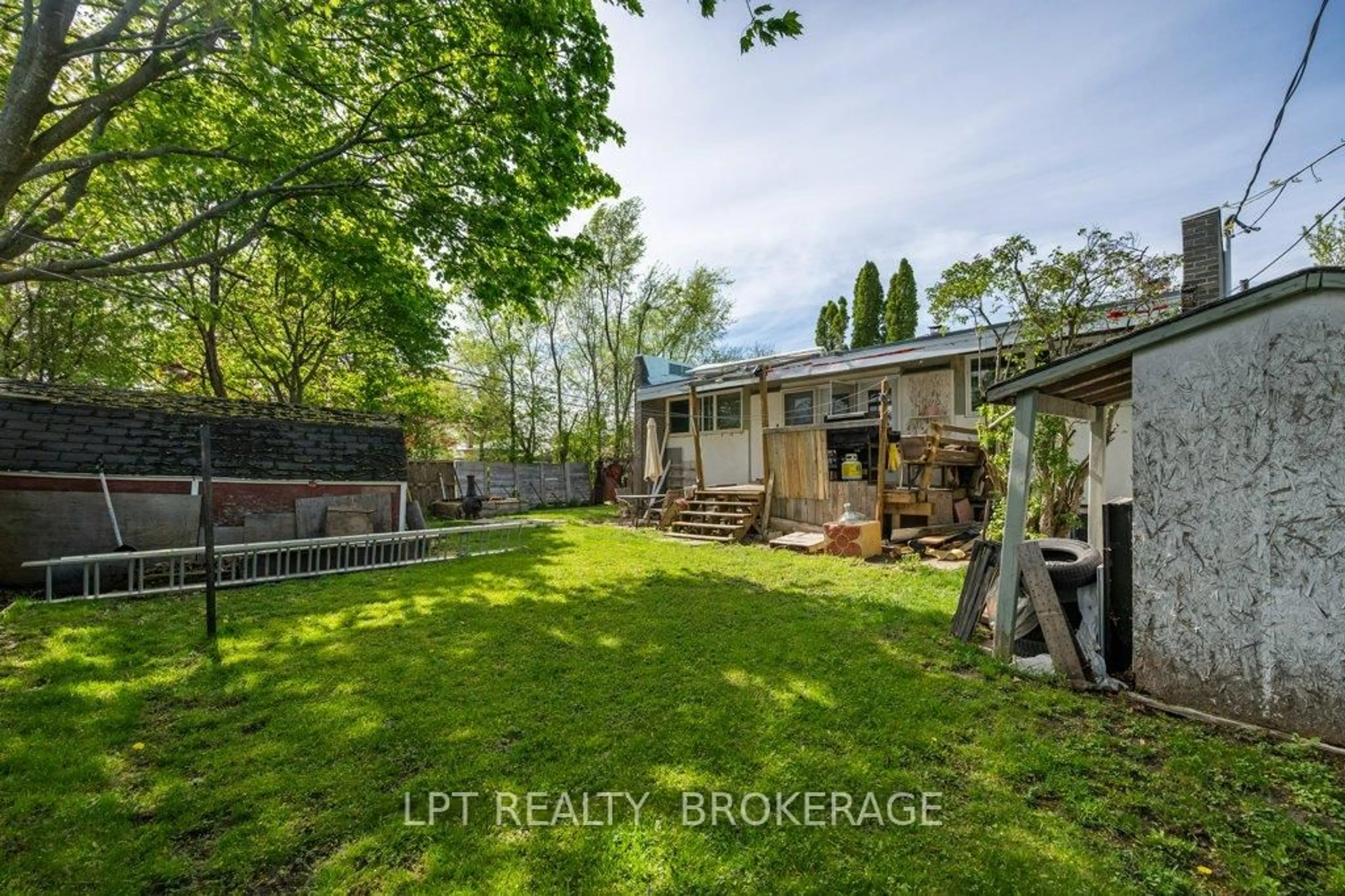 A pic from outside/outdoor area/front of a property/back of a property/a pic from drone, unknown for 3 Holland Cres, Kingston Ontario K7M 2V7