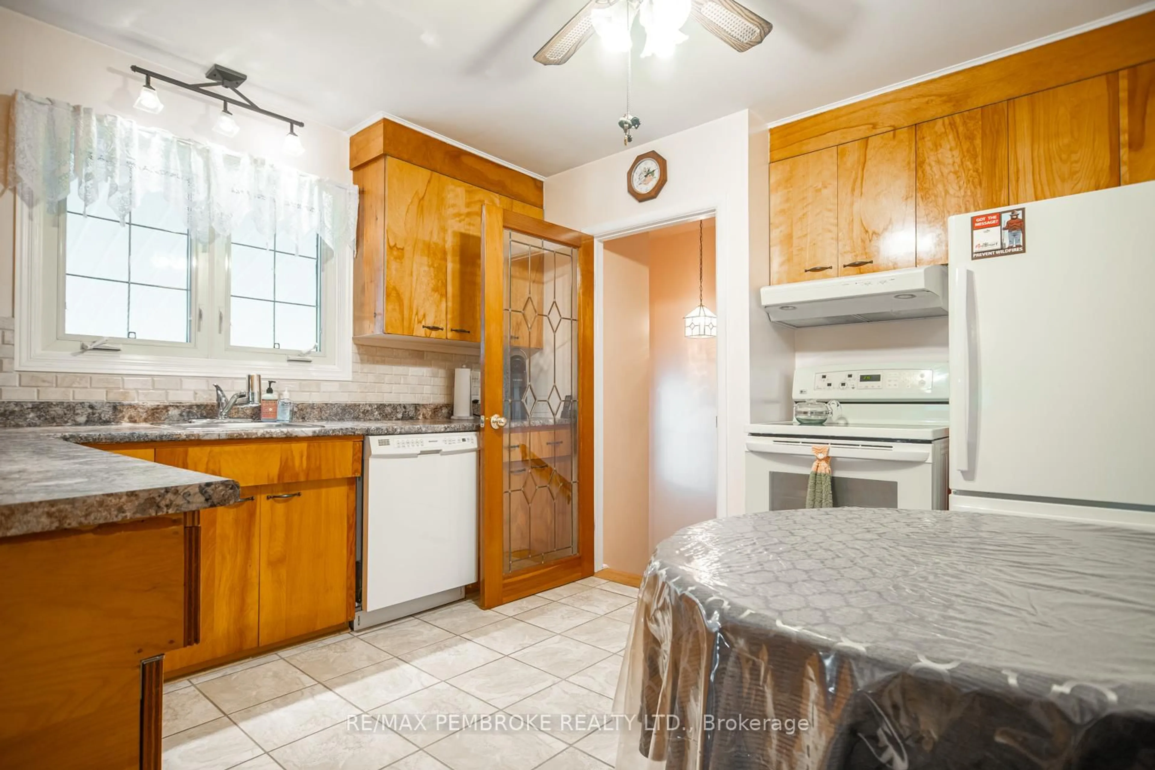 Standard kitchen, ceramic/tile floor for 784 Mackay St, Pembroke Ontario K8A 1H2