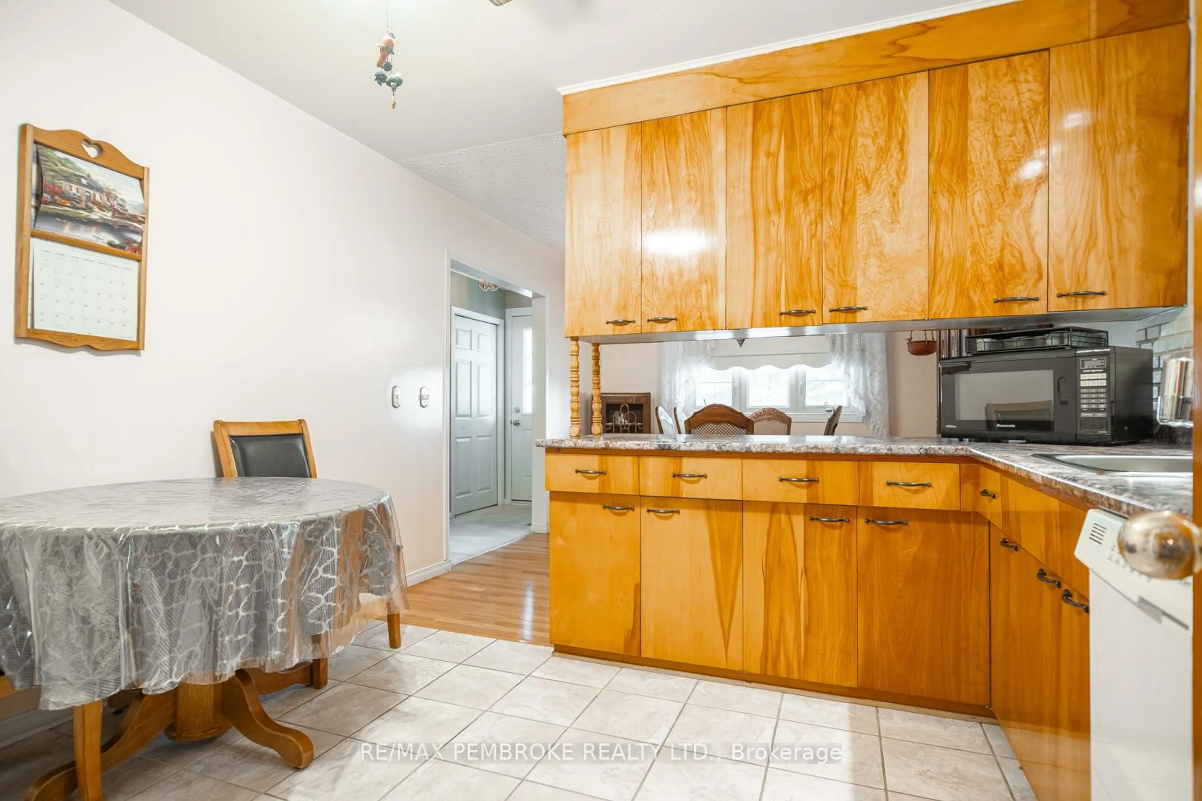Standard kitchen, unknown for 784 Mackay St, Pembroke Ontario K8A 1H2