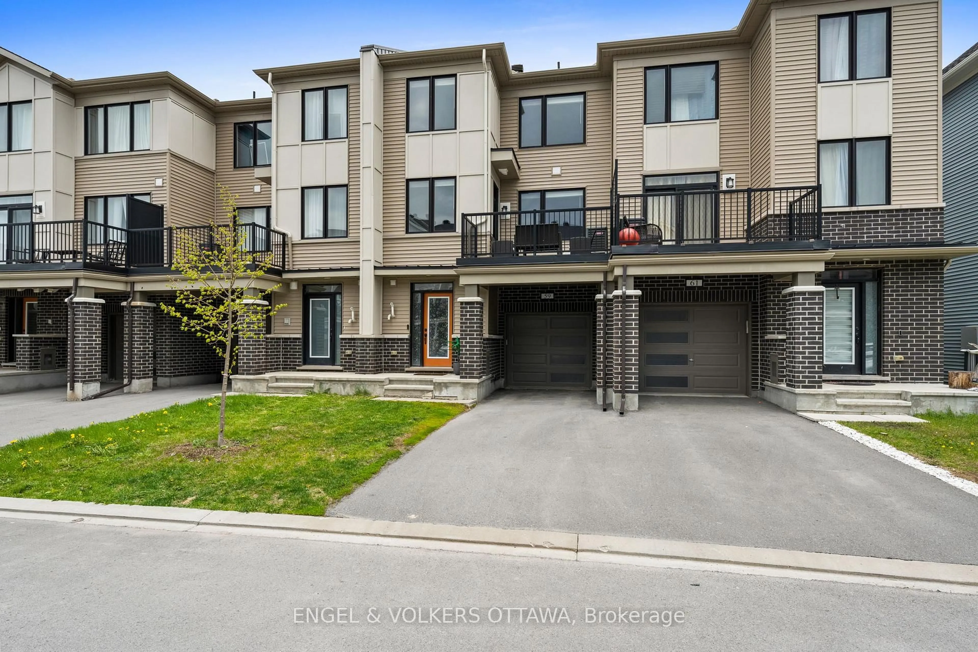A pic from outside/outdoor area/front of a property/back of a property/a pic from drone, street for 59 Ursid Mews, Ottawa Ontario K2J 6T3