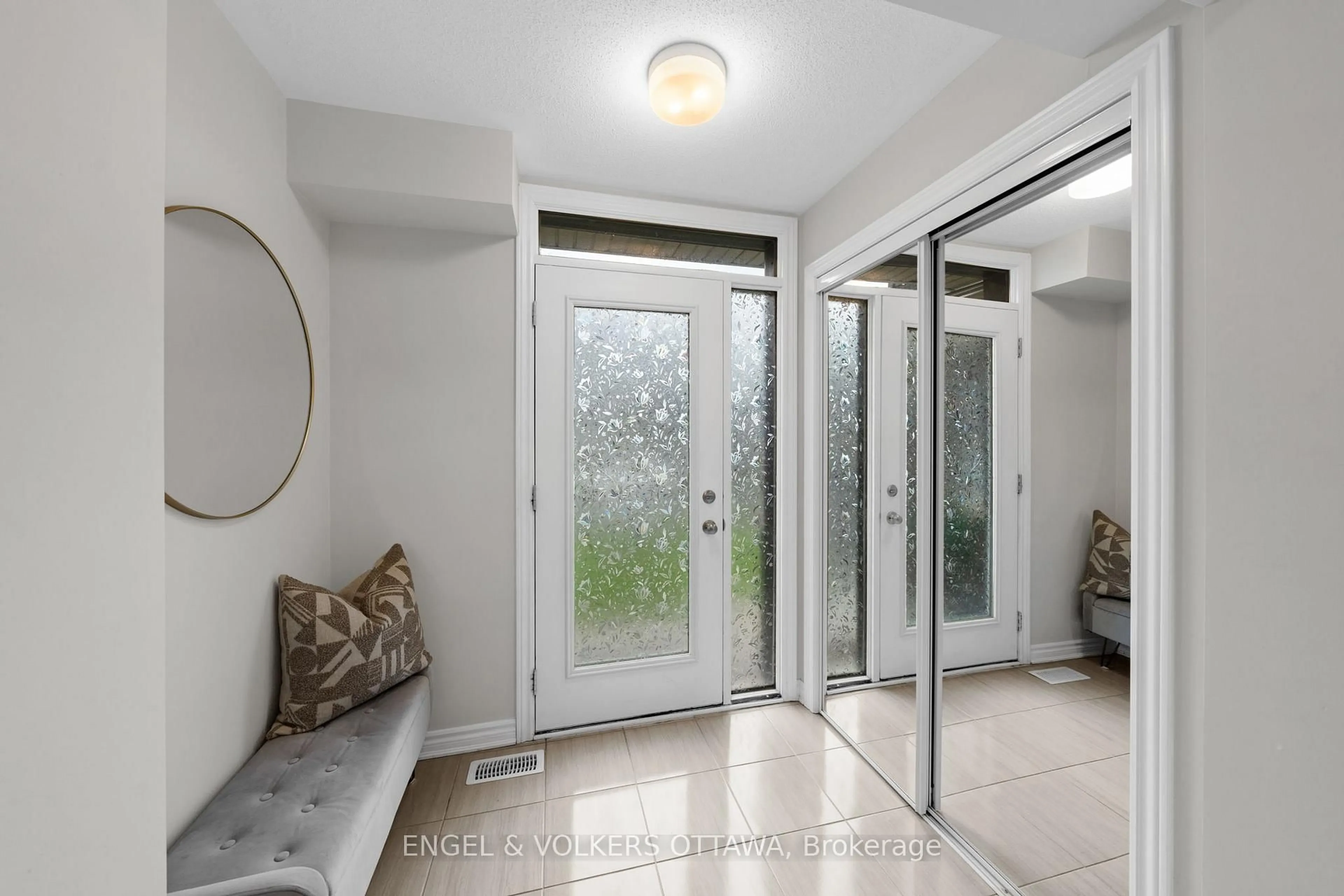 Indoor entryway for 59 Ursid Mews, Ottawa Ontario K2J 6T3