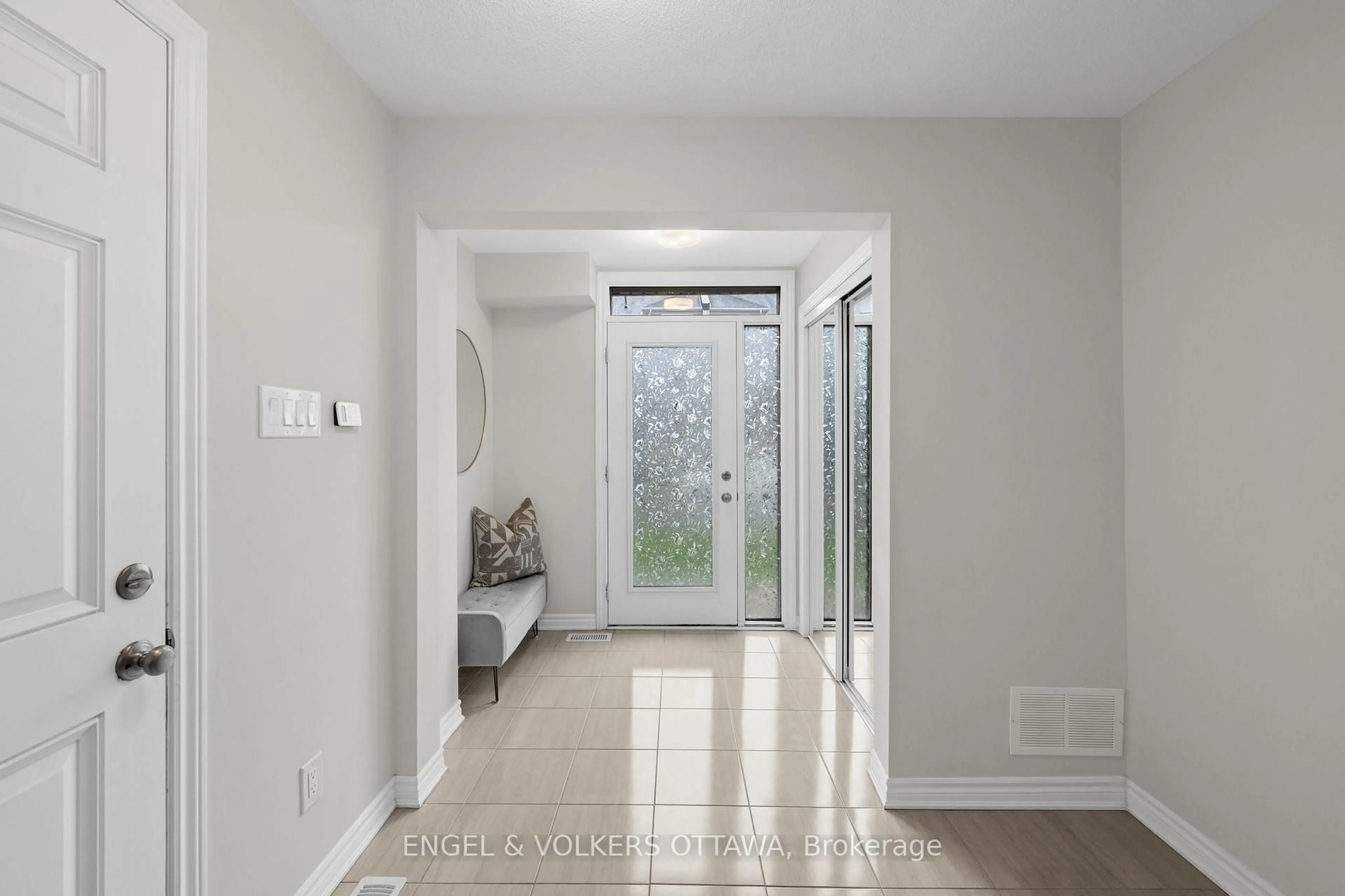 Indoor entryway for 59 Ursid Mews, Ottawa Ontario K2J 6T3