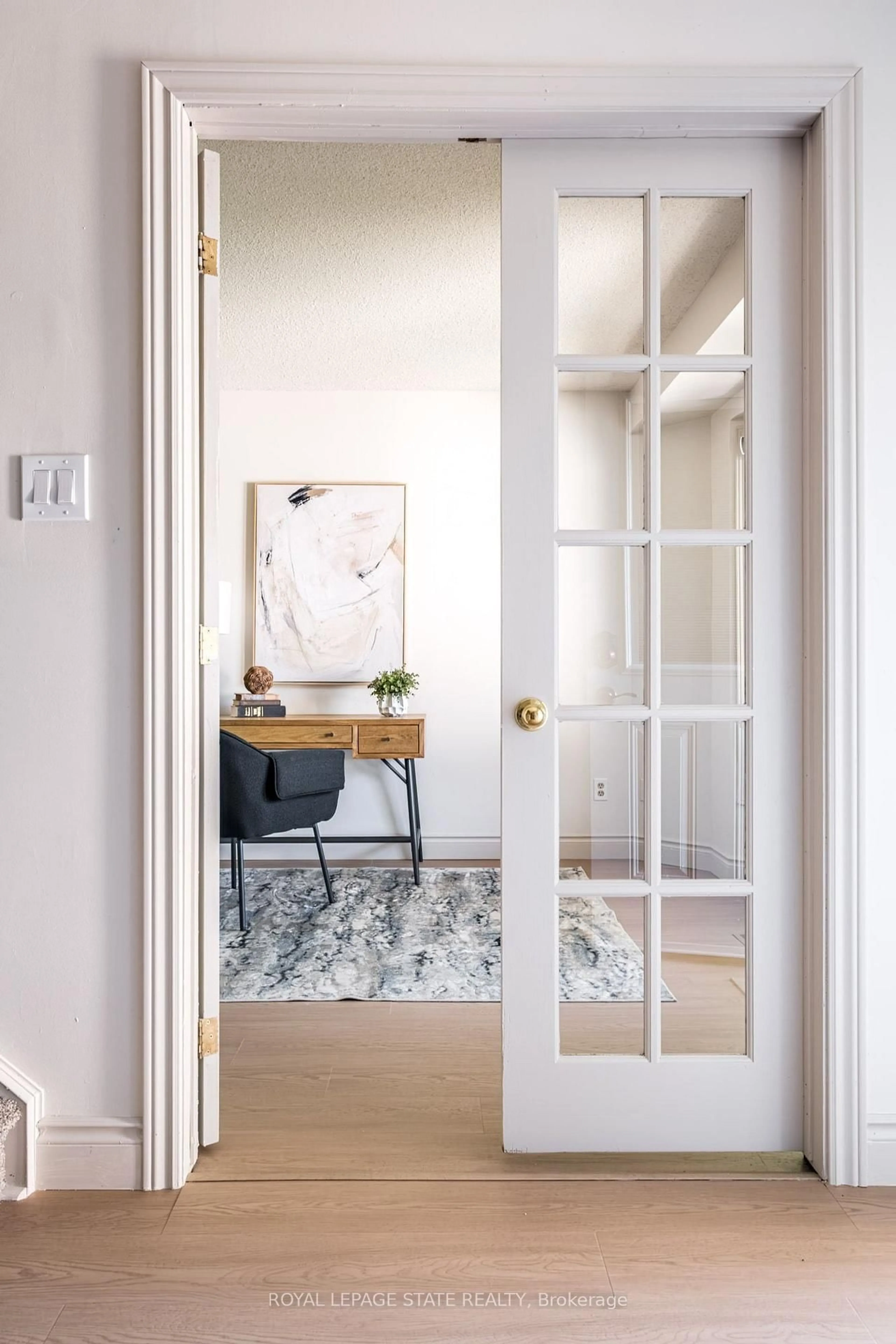 Indoor entryway for 39 Lancer Crt, Hamilton Ontario L9B 2B2