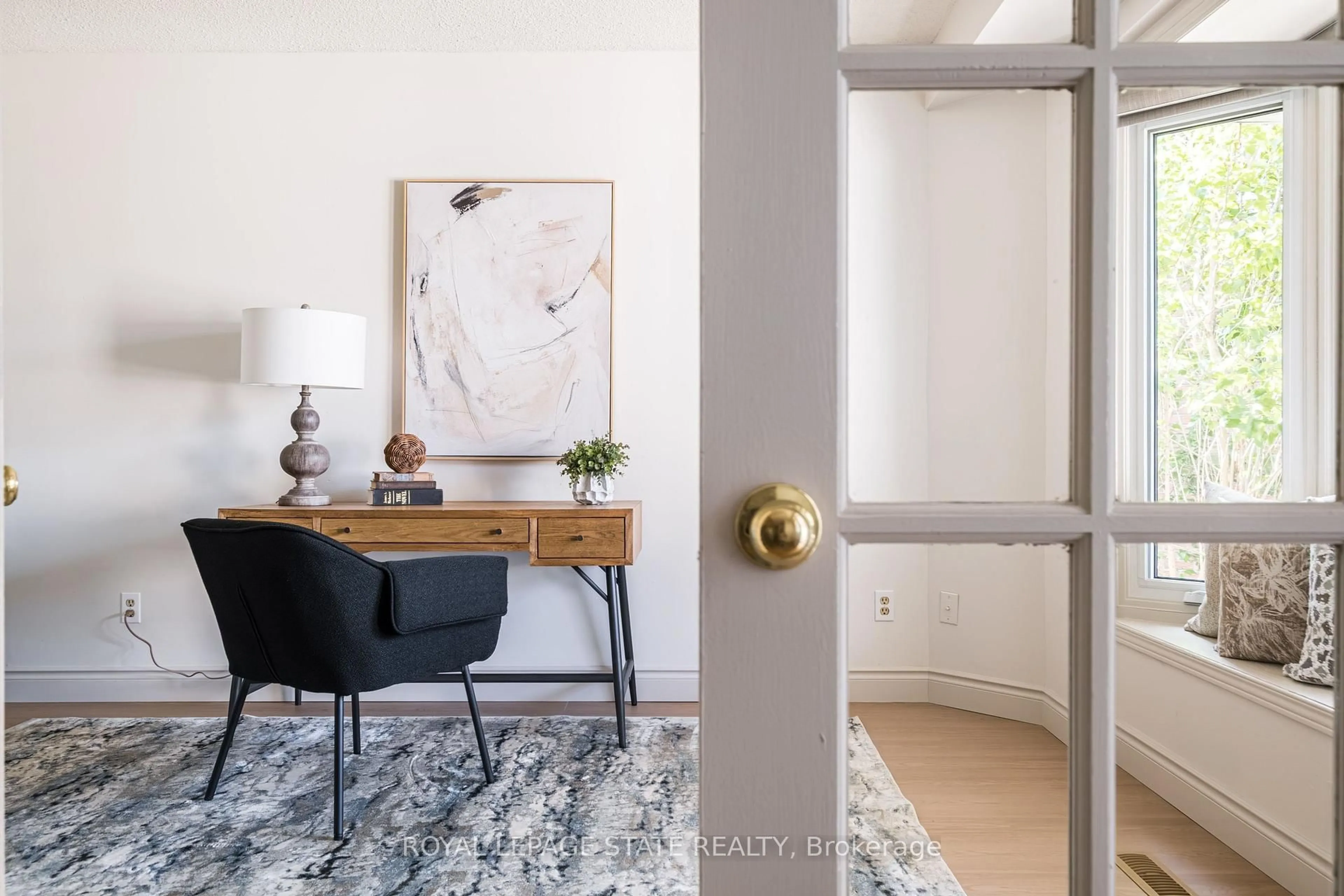 Indoor entryway for 39 Lancer Crt, Hamilton Ontario L9B 2B2