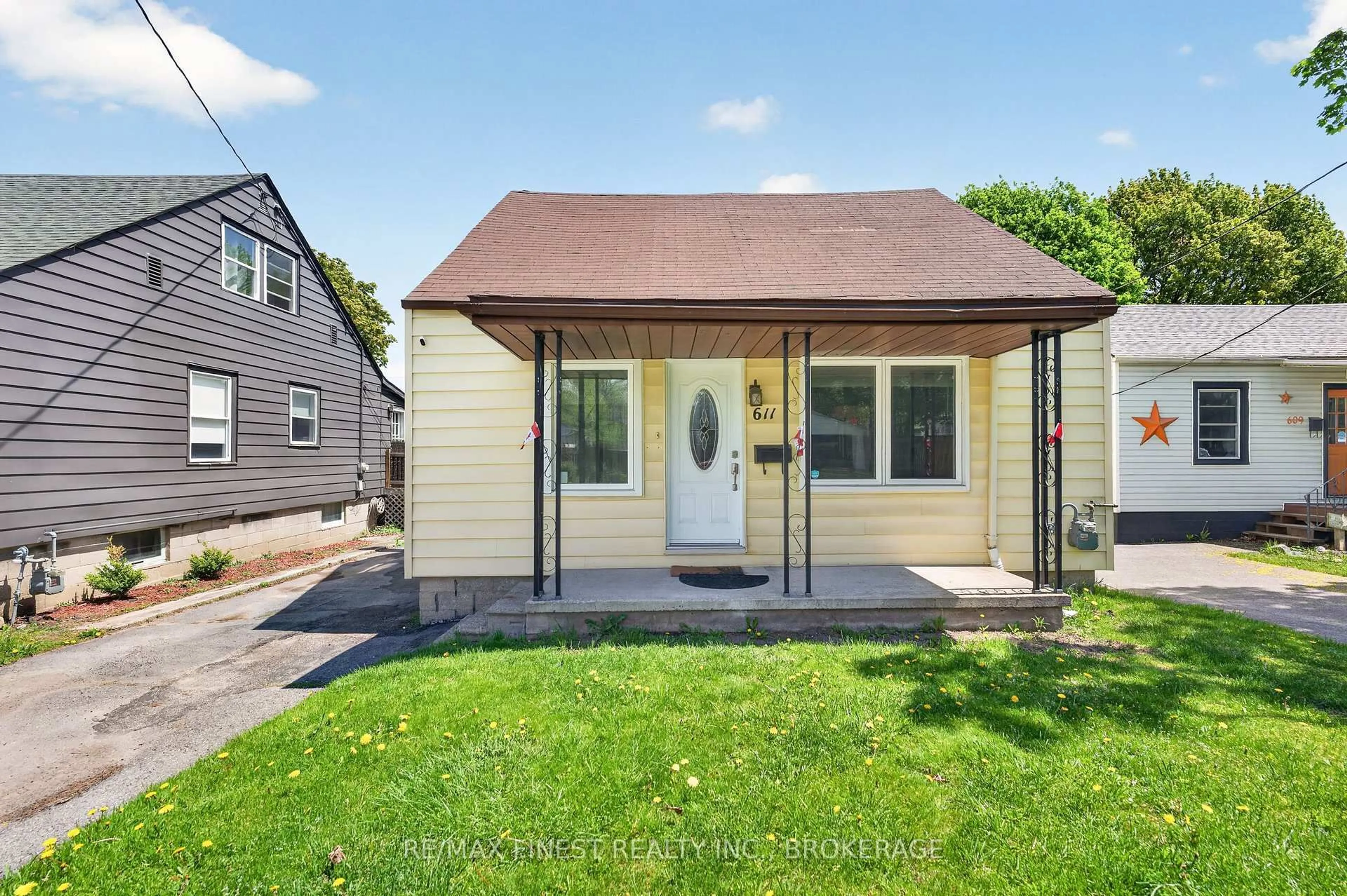 Home with vinyl exterior material, street for 611 Alfred St, Kingston Ontario K7K 4J8