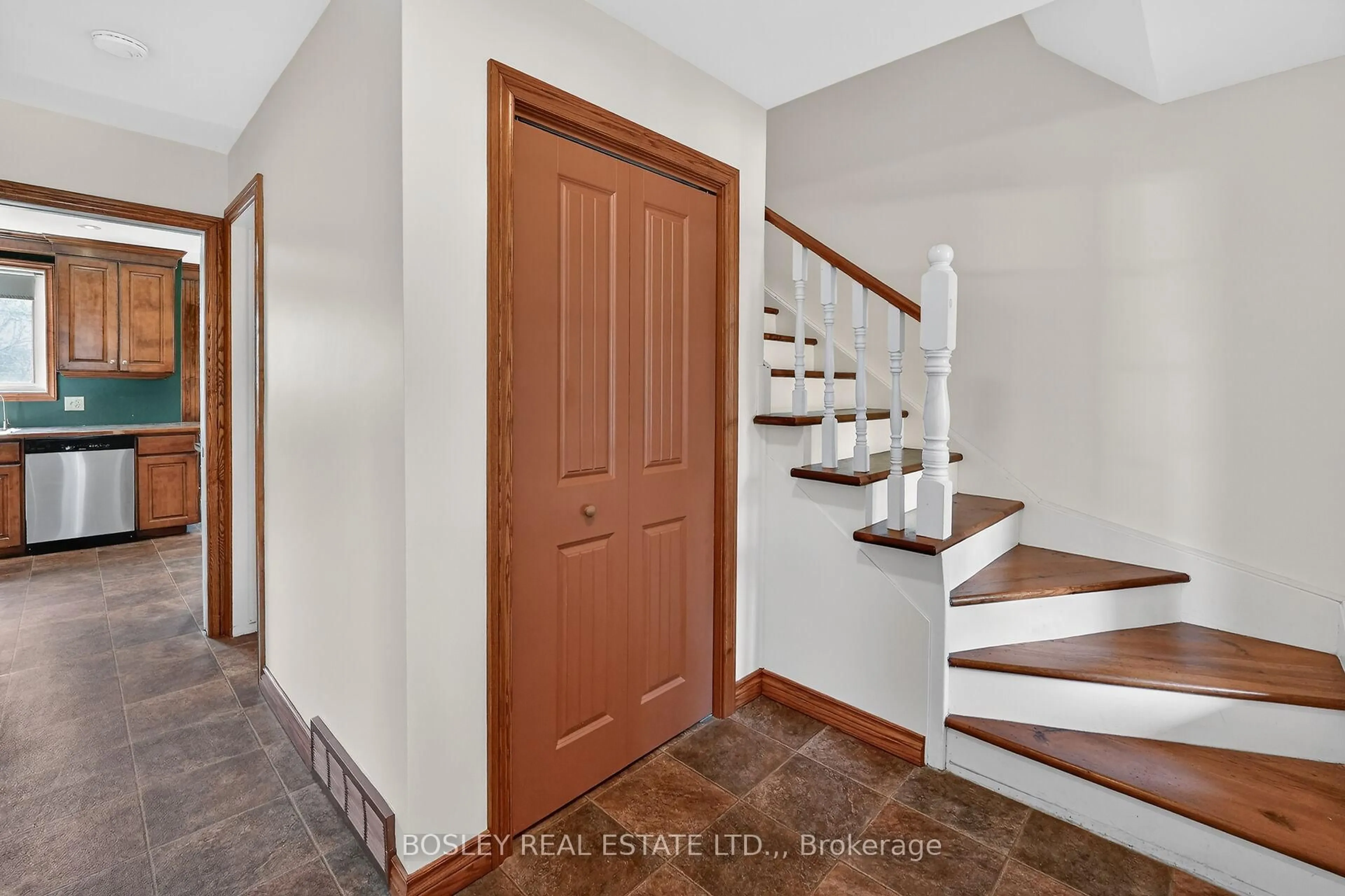 Indoor entryway for 15 Upper Canada Dr, Niagara-on-the-Lake Ontario L0S 1J0